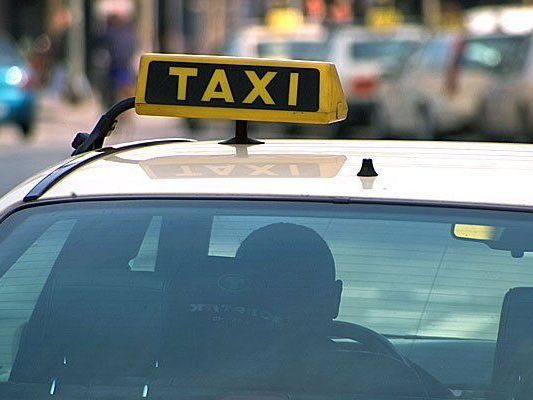 Laut Polizei war der Taxler eingenickt. Laut Polizei war der Taxler eingenickt.