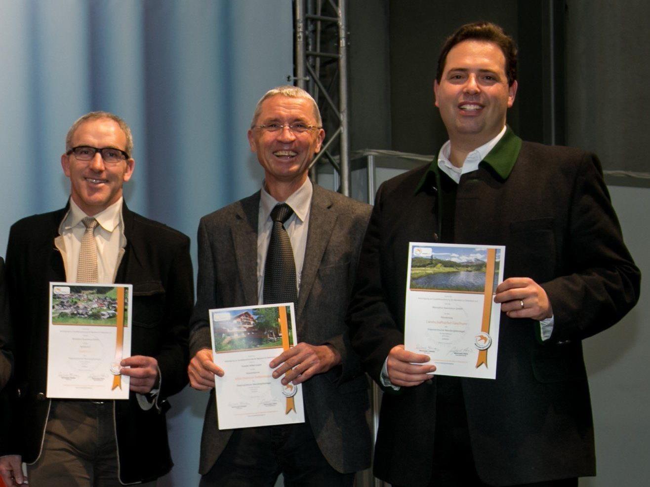 Martin Netzer (Bürgermeister Gaschurn-Partenen), Markus Felbermayer (Vital-Zentrum Felbermayer) und Manuel Bitschnau (GF Montafon Tourismus) bei der Übergabe der "zertifizierten" Urkunden.