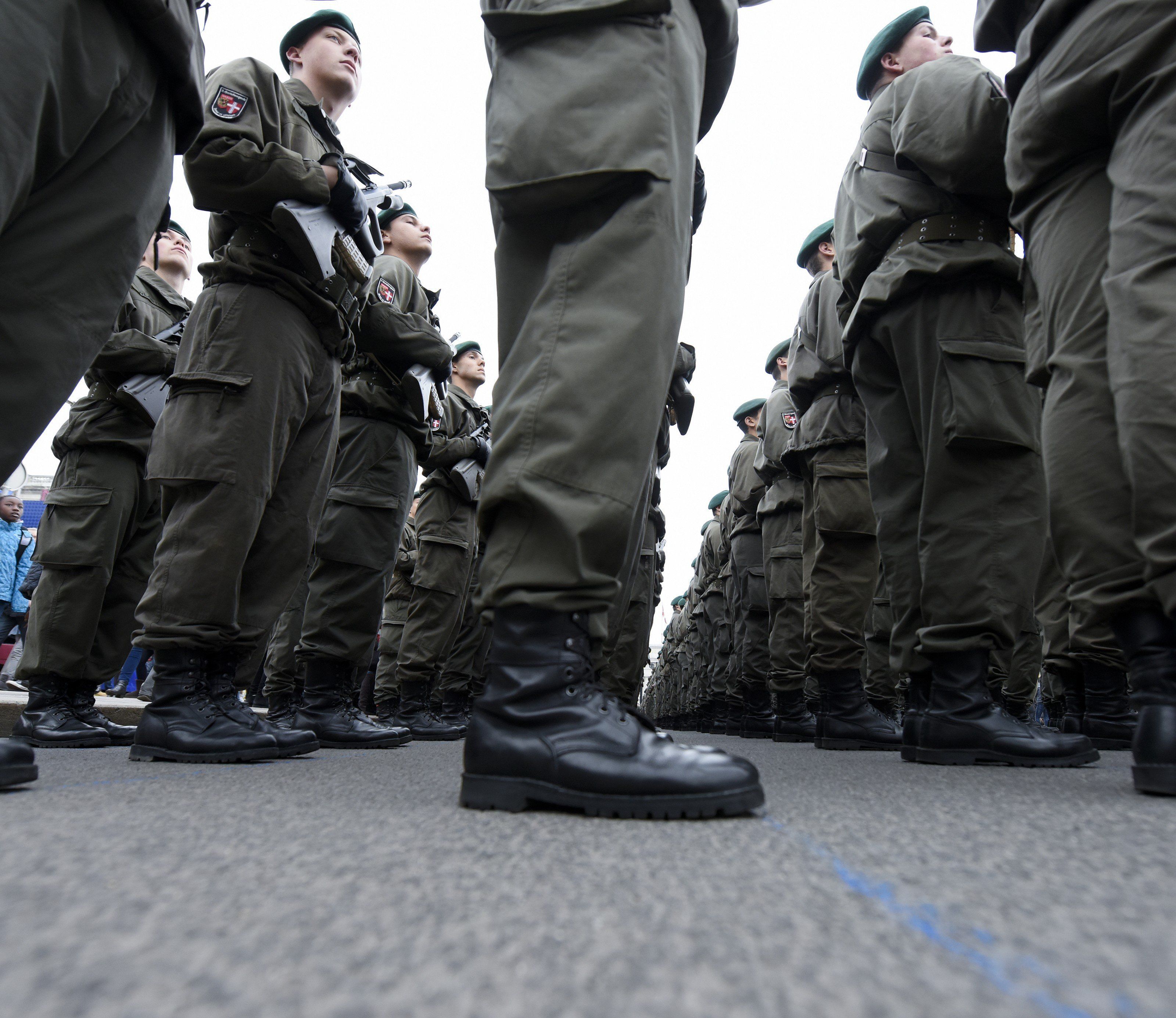 Das Rauchen im Soldheim soll verboten werden - im Freien war es seit jeher eingeschränkt (Stichwort "Rauchen in Bewegung"). Das Rauchen im Soldheim soll verboten werden - im Freien war es seit jeher eingeschränkt (Stichwort "Rauchen in Bewegung").