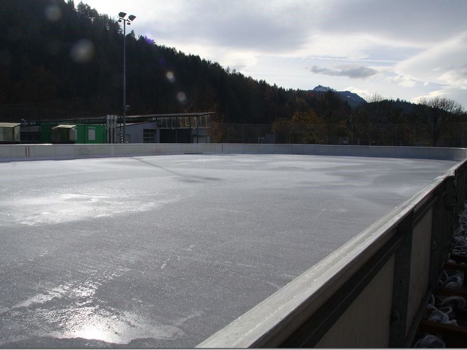 Die Kunsteisbahn Rankweil wird in Etappen saniert, zuerst werden die Banden und Netze erneuert. Die Kunsteisbahn Rankweil wird in Etappen saniert, zuerst werden die Banden und Netze erneuert.