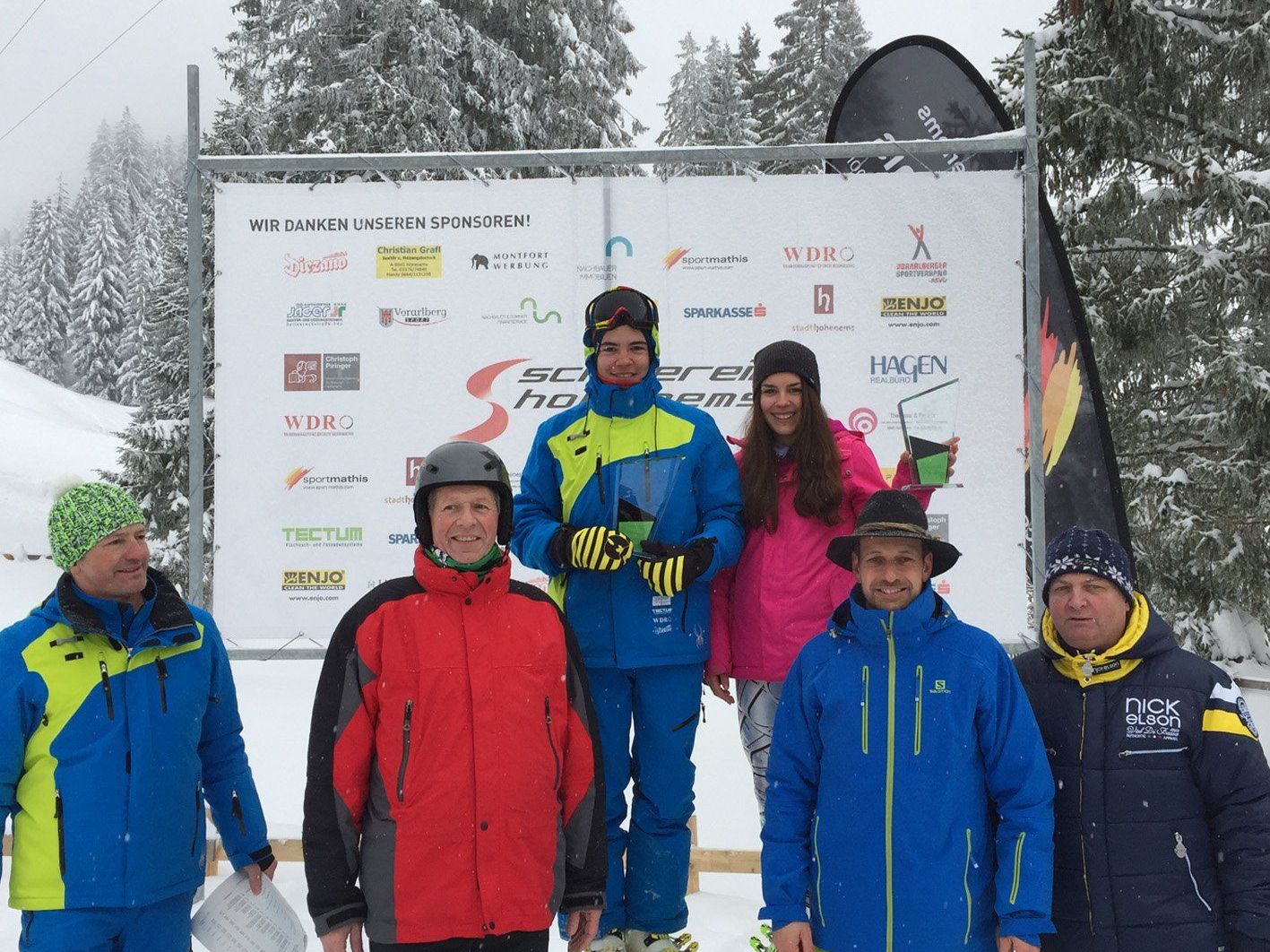 Vereinsmeister 2015: Das Geschwisterpaar Julian und Laura Überbacher mit Gratulanten. Vereinsmeister 2015: Das Geschwisterpaar Julian und Laura Überbacher mit Gratulanten.