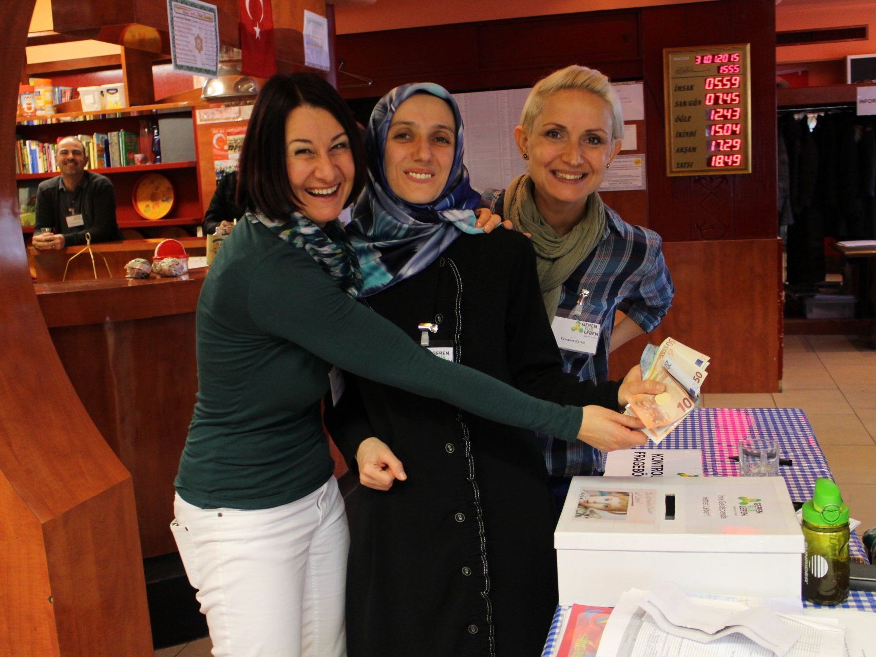 Susanne Marosch, Cemile Sarar und Cemanur Kartal beim Einwurf von € 400 in die Spendenbox - gespendet vom türkischen Sport- u Kulturverein. Susanne Marosch, Cemile Sarar und Cemanur Kartal beim Einwurf von € 400 in die Spendenbox - gespendet vom türkischen Sport- u Kulturverein.