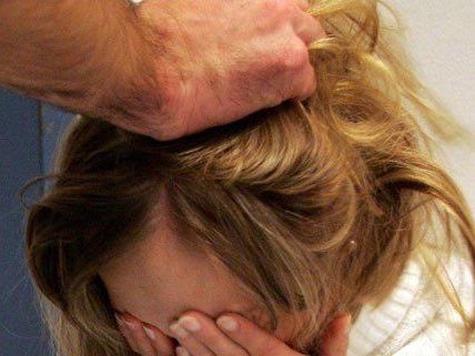 Ein Pensionist aus Wien hat seine Freundin halbtot geschlagen. Ein Pensionist aus Wien hat seine Freundin halbtot geschlagen.