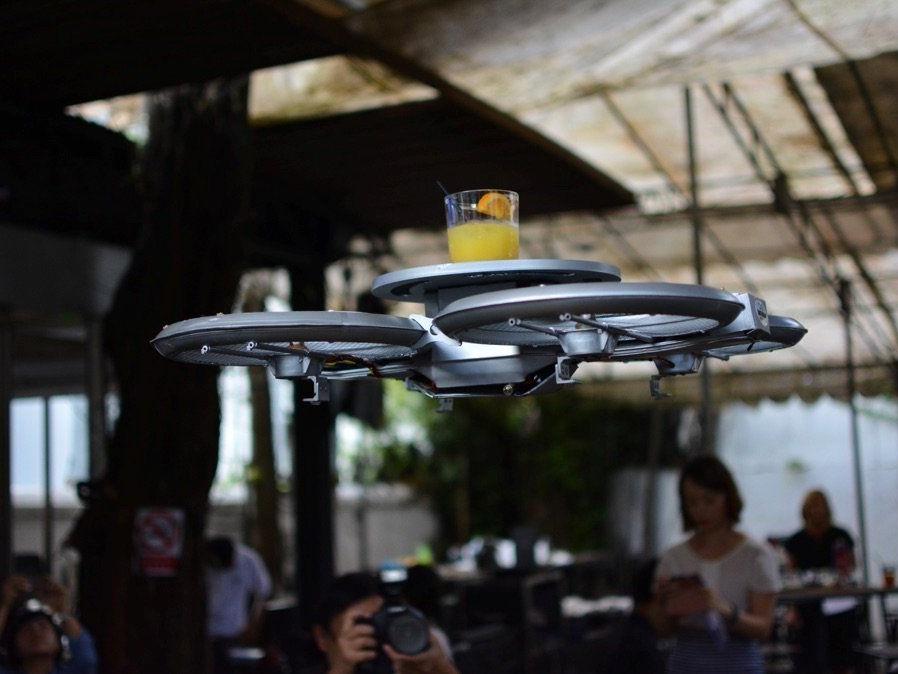 Bald kellnern fliegende Drohnen in Singapur.