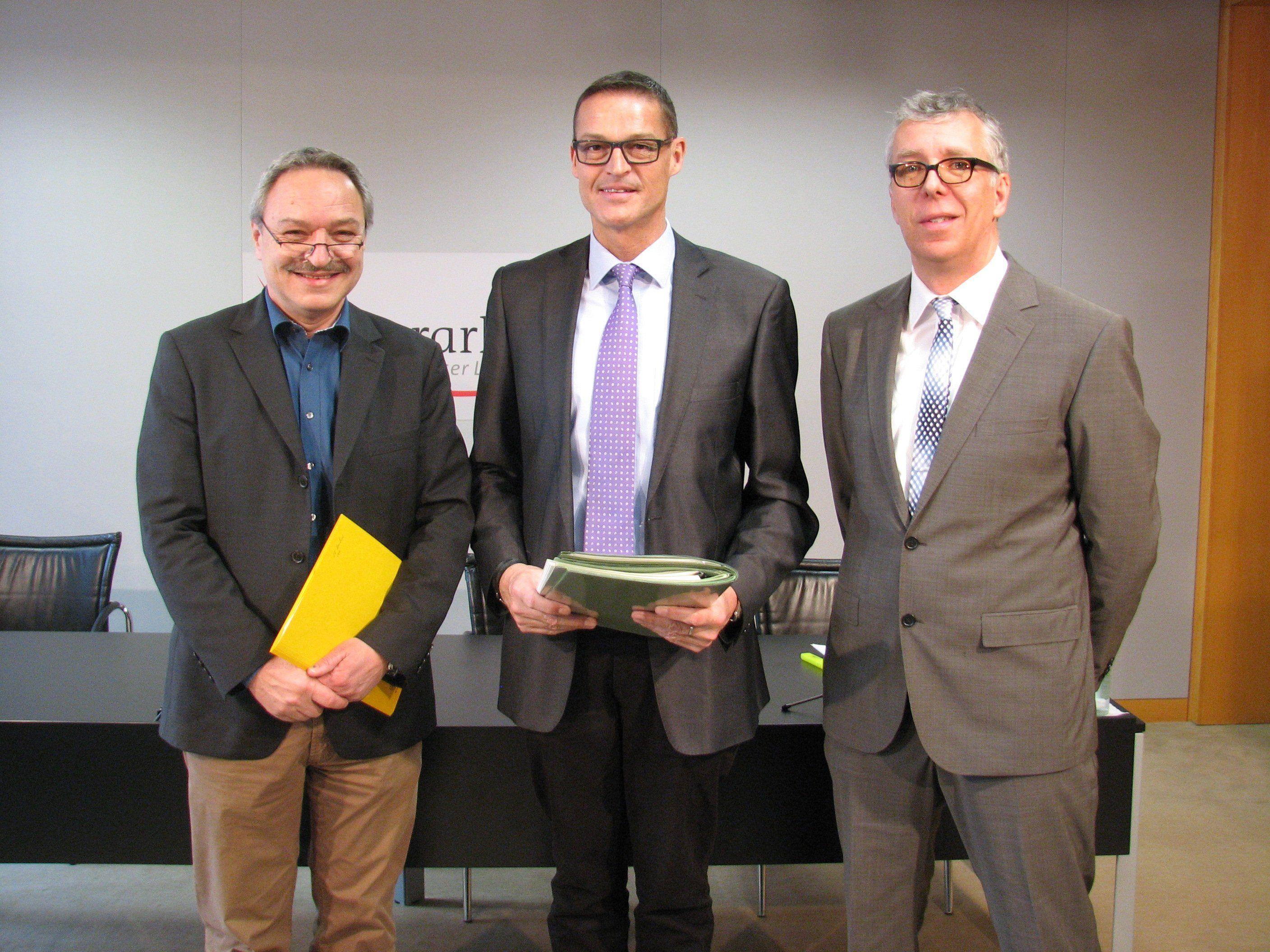 Landesrat Bernhard sowie Dietmar Buhmann und Bernhard Zainer vom Umweltinstitut präsentierten die Bilanz 2014 der amtlichen Lebensmittelkontrolle in Vorarlberg.