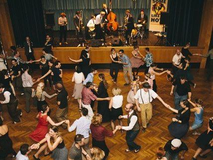 Die Lindy Hop-Szene in Wien wächst mehr und mehr. Die Lindy Hop-Szene in Wien wächst mehr und mehr.