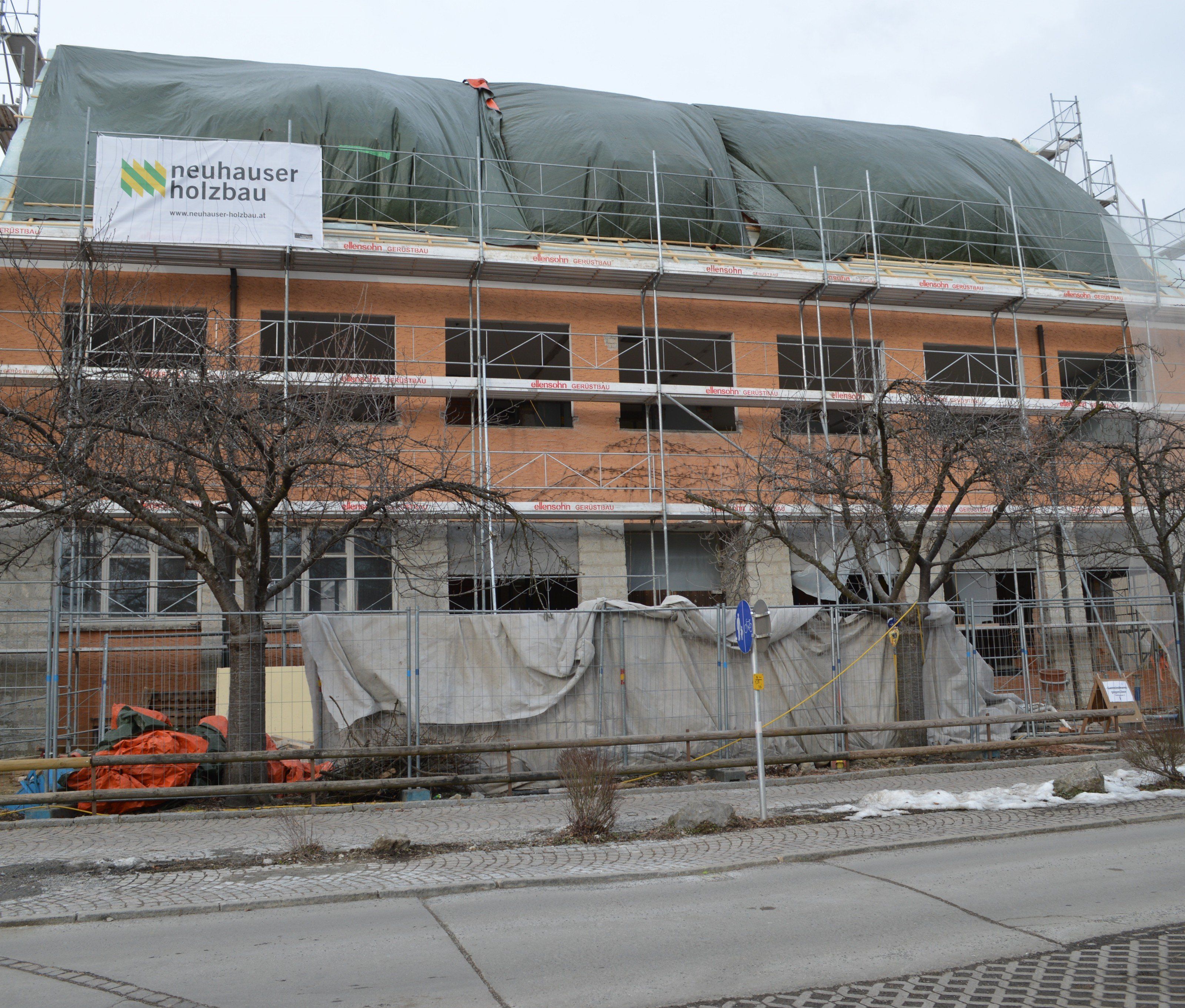 Das Gemeindeamt in Muntlix wird derzeit außen und innen neu saniert Das Gemeindeamt in Muntlix wird derzeit außen und innen neu saniert