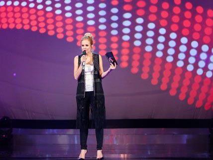 Moderiert wird die Show am 13. März 2015 von Mirjam Weichselbraun.