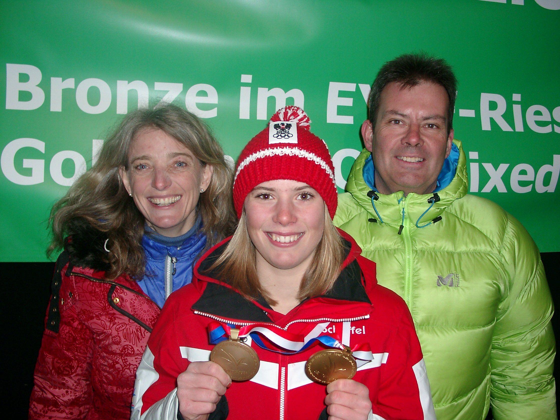 Eltern Thomas und Herlinde Liensberger mit der zweifachen EYOF-Medaillengewinnerin Katharina im Freudentaumel.