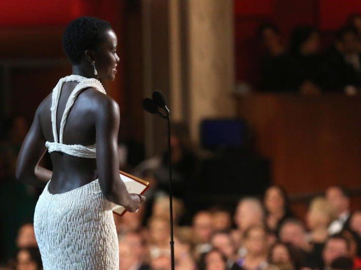 Mit ihrem weißen Perlen-Kleid erregte Lupita Nyong´o bei der Oscar-Gala nicht nur das Interesse von Modefans Mit ihrem weißen Perlen-Kleid erregte Lupita Nyong´o bei der Oscar-Gala nicht nur das Interesse von Modefans