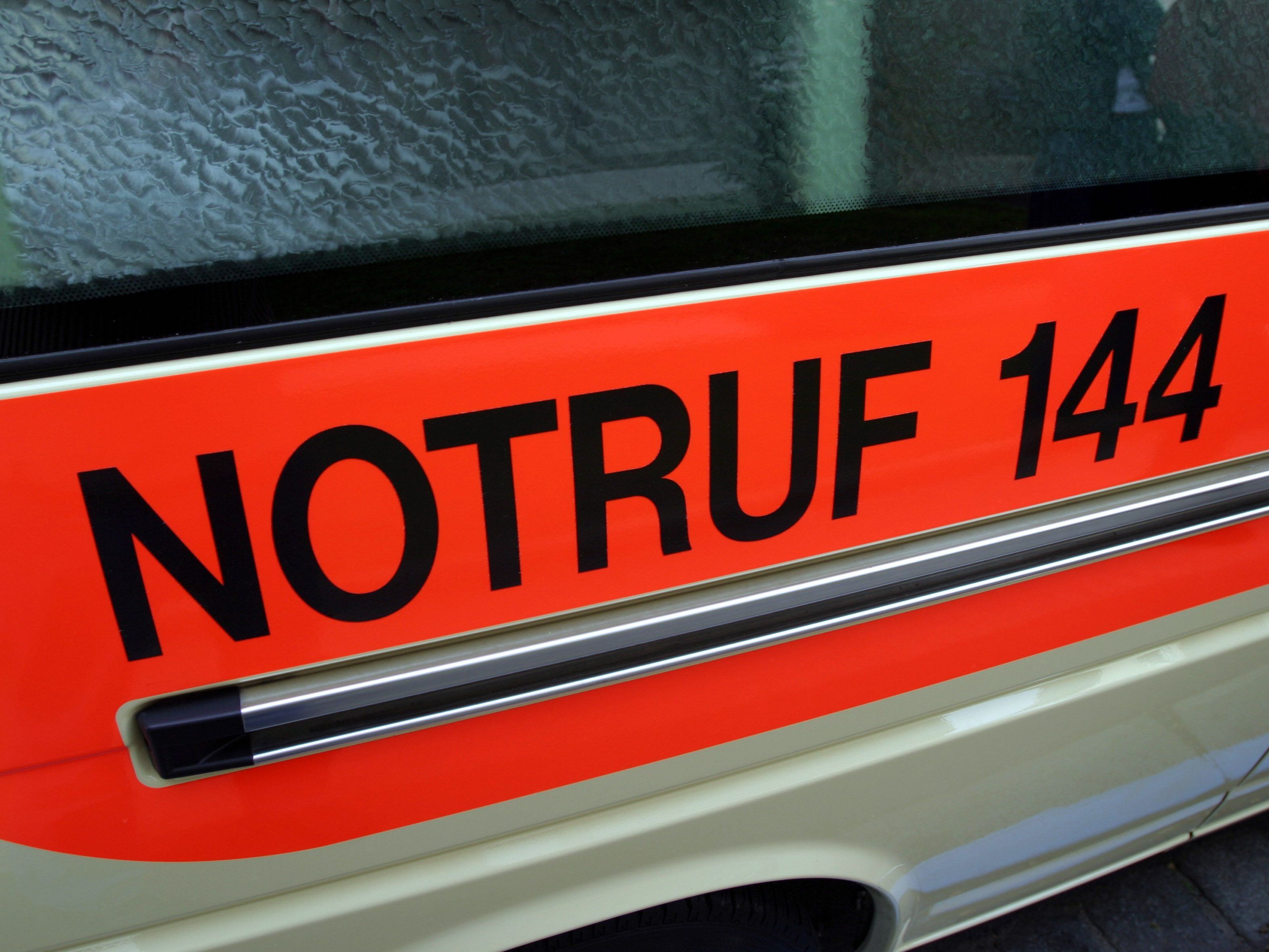 Verletzter wurde mit der Rettung ins LKH Feldkirch eingeliefert. Verletzter wurde mit der Rettung ins LKH Feldkirch eingeliefert.