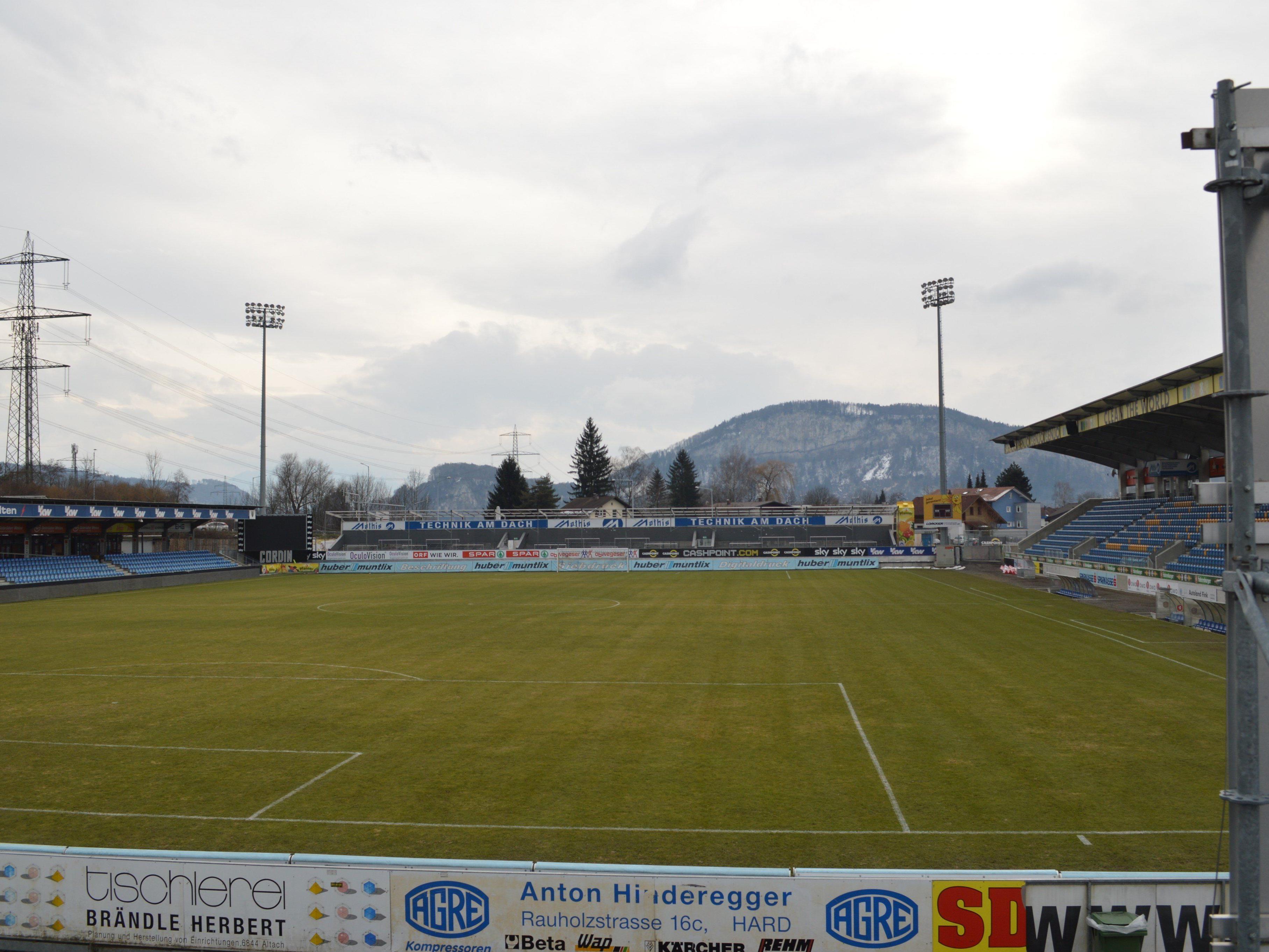Die Altacher Arena erhält ein neues Spielfeld, neues Flutlicht und auch die Tribünen werden modernisiert