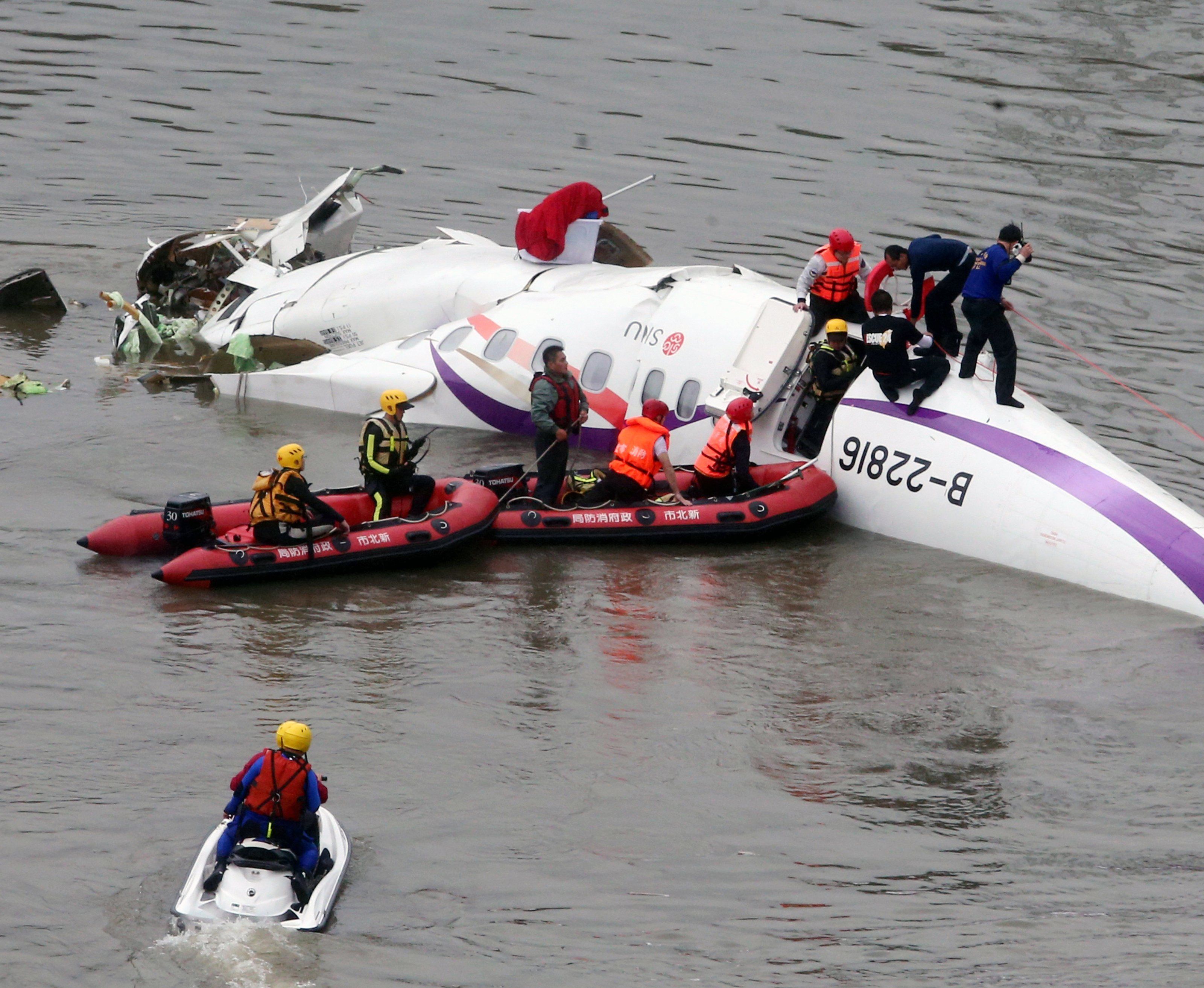 Rettungskräfte auf der Suche nach Opfern im Wrack. Rettungskräfte auf der Suche nach Opfern im Wrack.