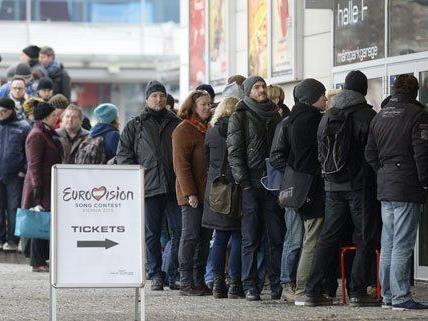 Am ersten Vorverkaufstag warteten viele Ticketkäufer vor der Stadthalle in Wien.