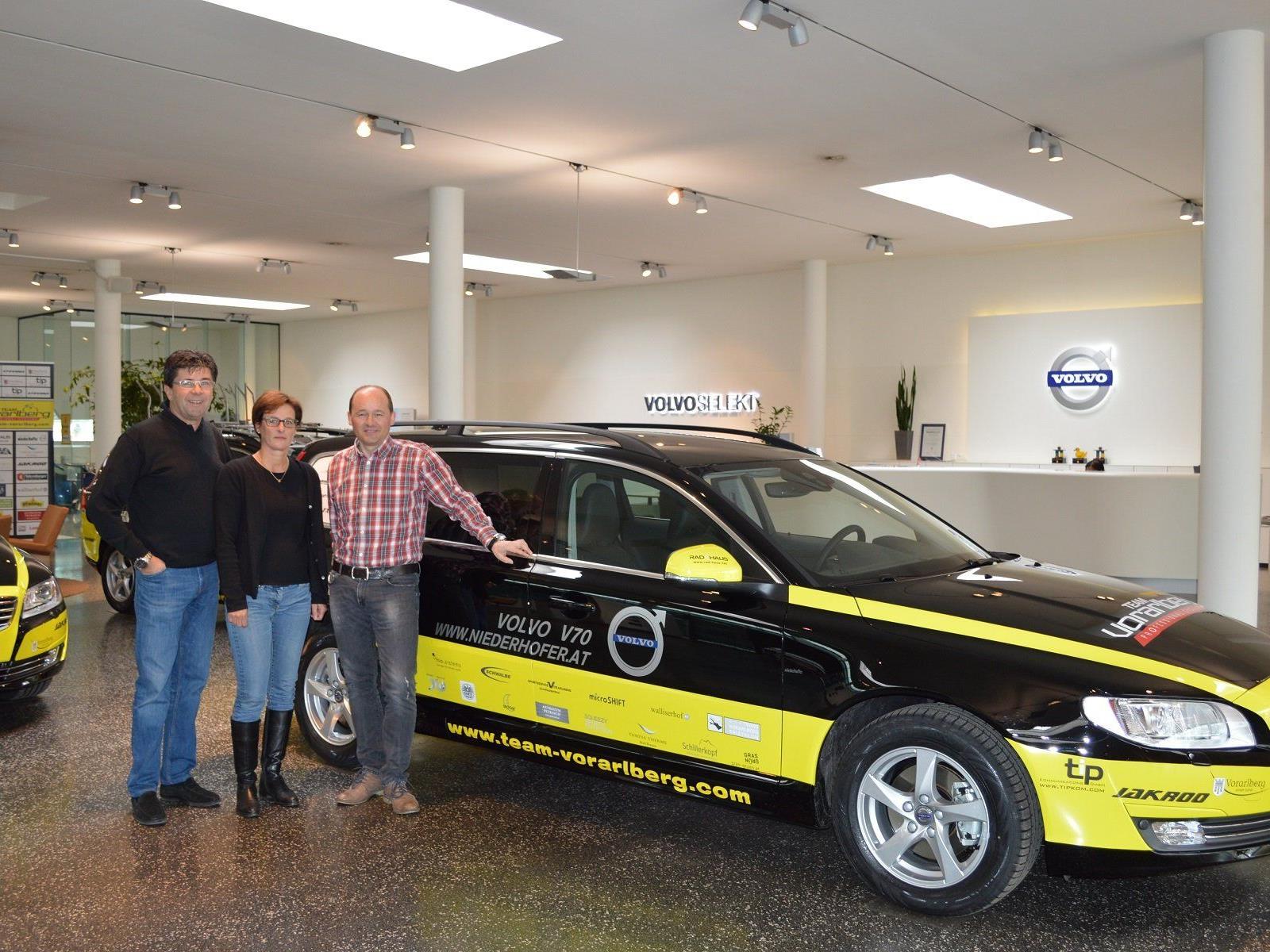 Das Autohaus Niederhofer mit Sabine Wolf und Wolfgang Rother übergeben die PKW an Tom Kofler.