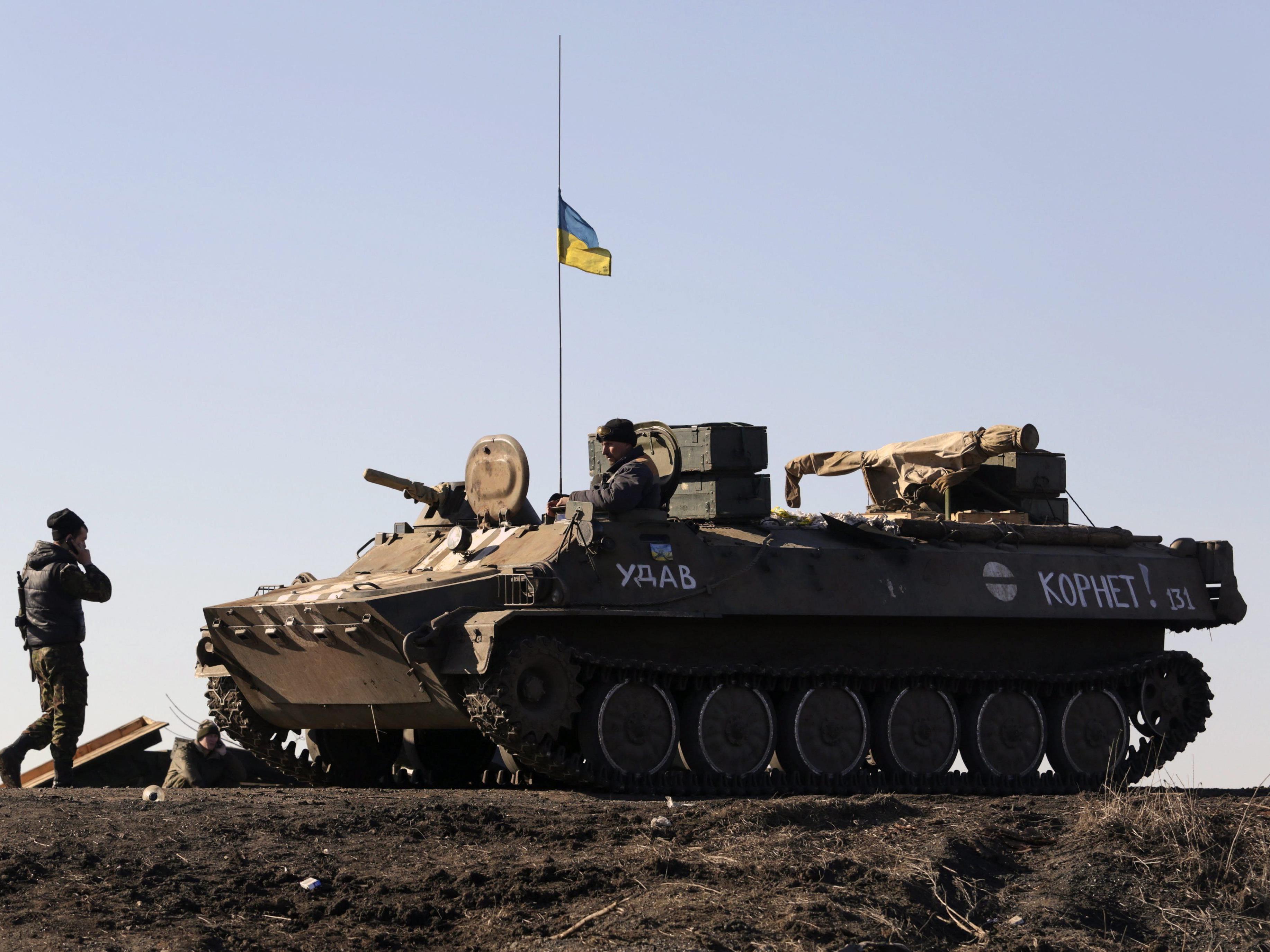 Die Ukraine stoppt den Abzug ihrer schweren Waffen, da die Separatisten damit hinter dem Zeitplan liegen.