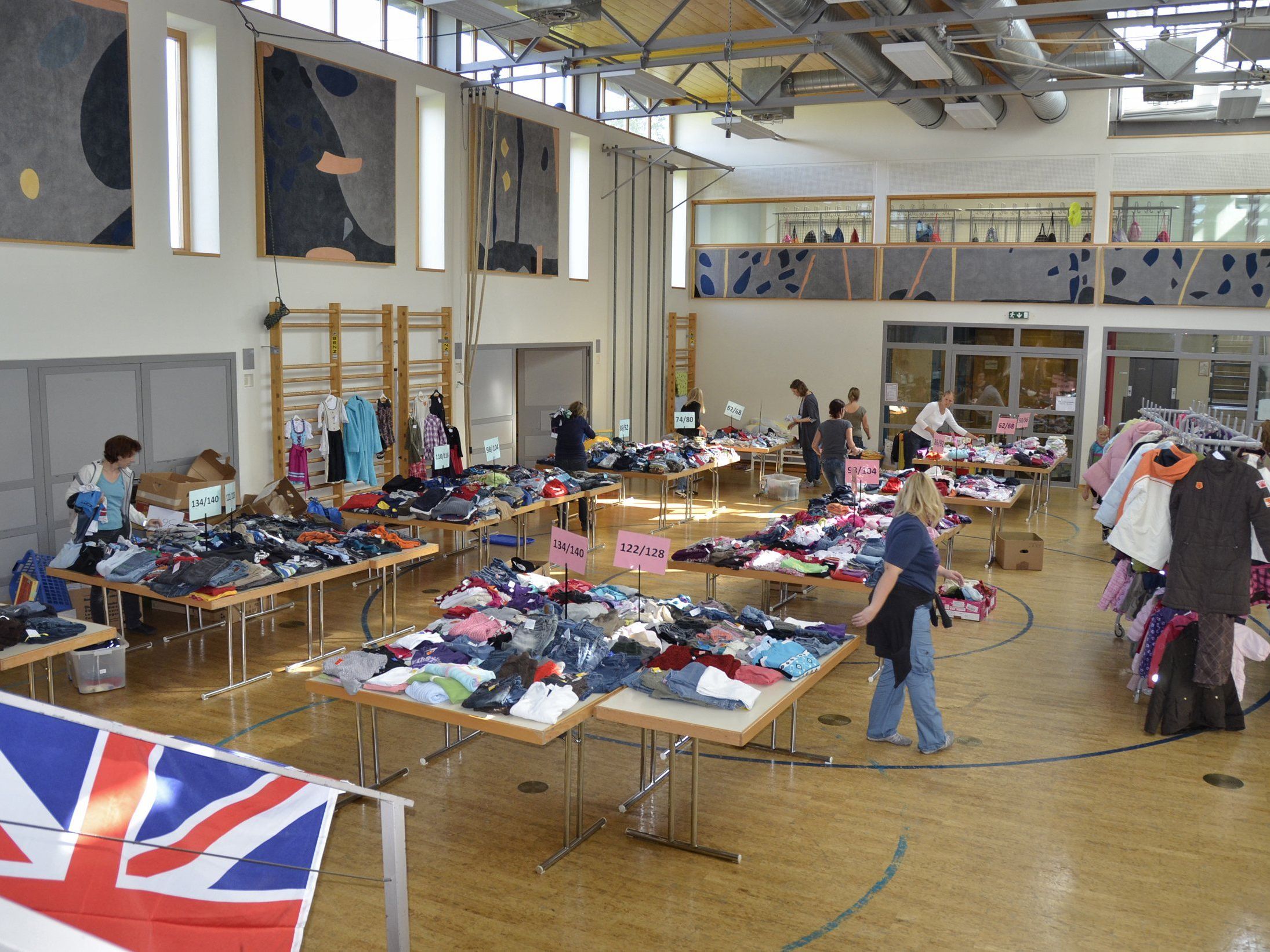 Kindekleiderbörse im Schulsaal Meiningen Kindekleiderbörse im Schulsaal Meiningen