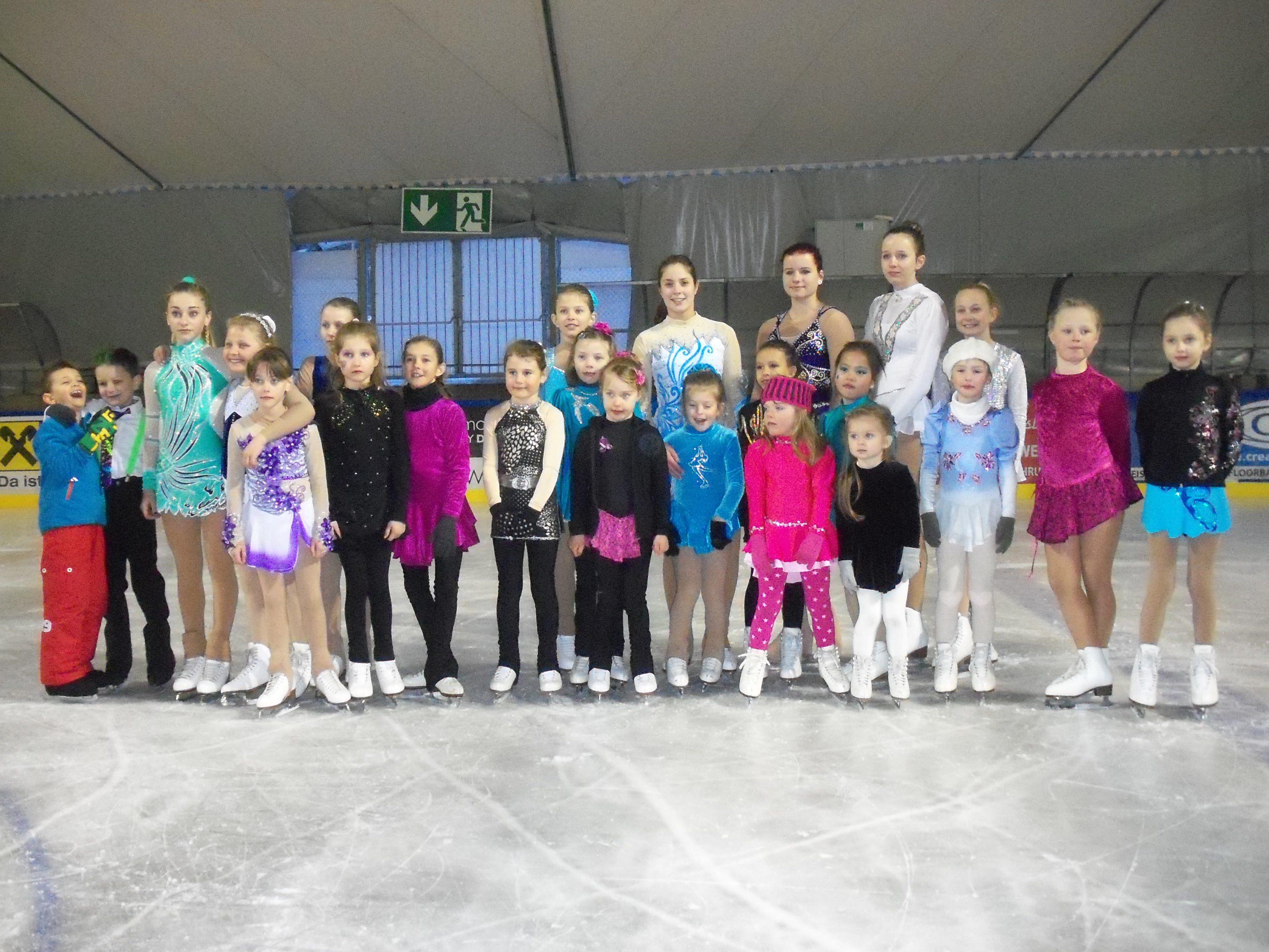 Die Teilnehmerinnen und Teilnehmer an der Vereinsmeisterschaft des Eislaufverein Montafon