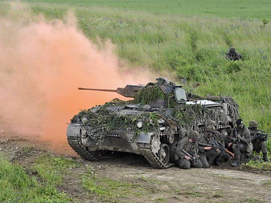 Saurer-Schützenpanzer in Aktion Saurer-Schützenpanzer in Aktion