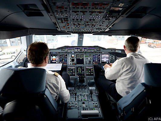 Piloten in einem Airbus-Cockpit