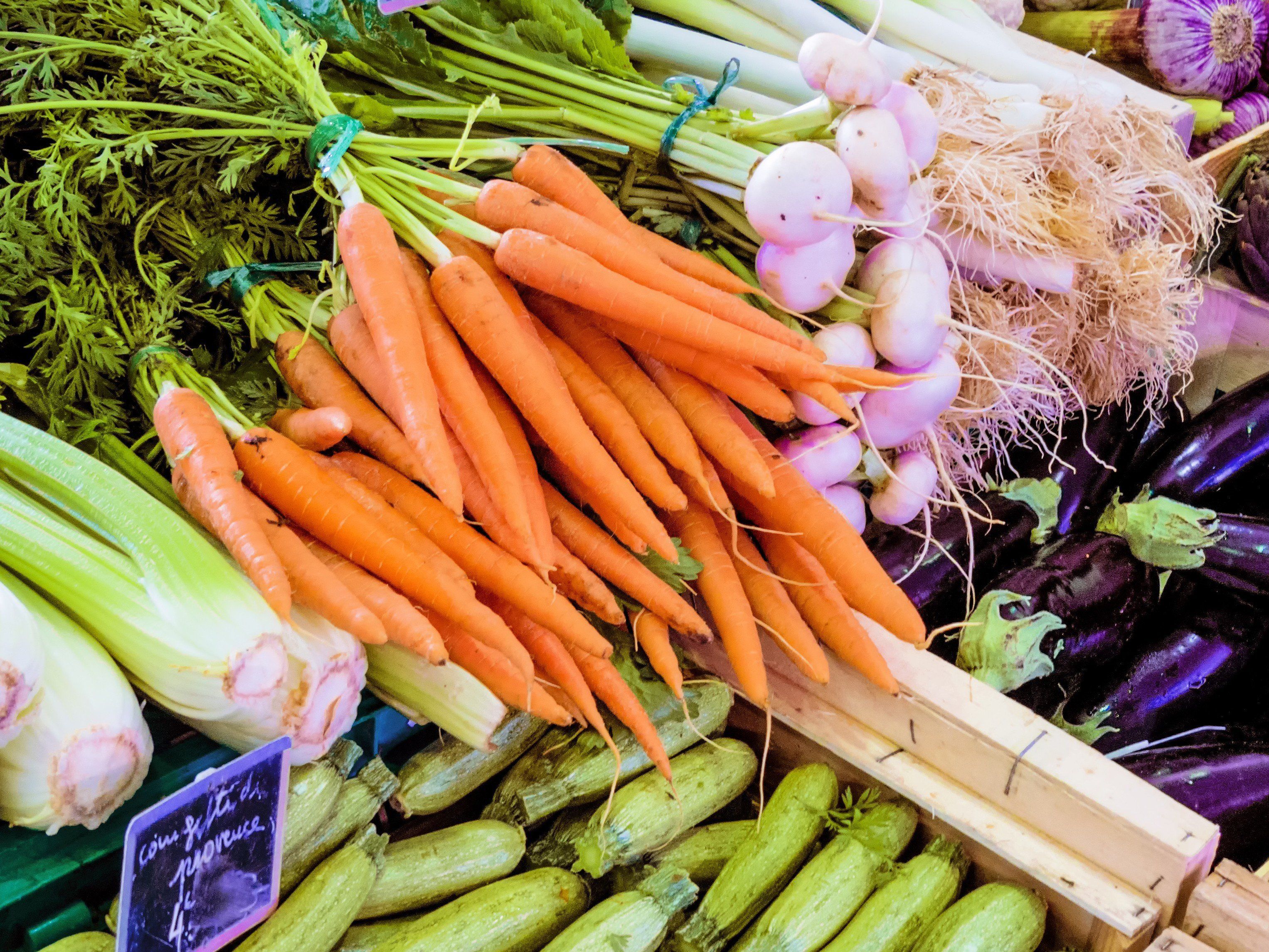 Saisonales Obst und Gemüse schmeckt nicht nur gut, sondern kann auch beim Sparen helfen. Saisonales Obst und Gemüse schmeckt nicht nur gut, sondern kann auch beim Sparen helfen.