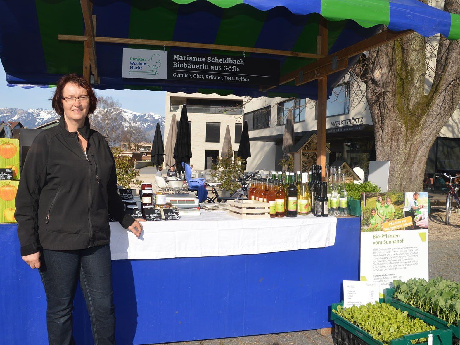 Die neue Marktfahrerin Biobäuerin Marianne Scheidbach freut sich über zahlreiche Besucher.