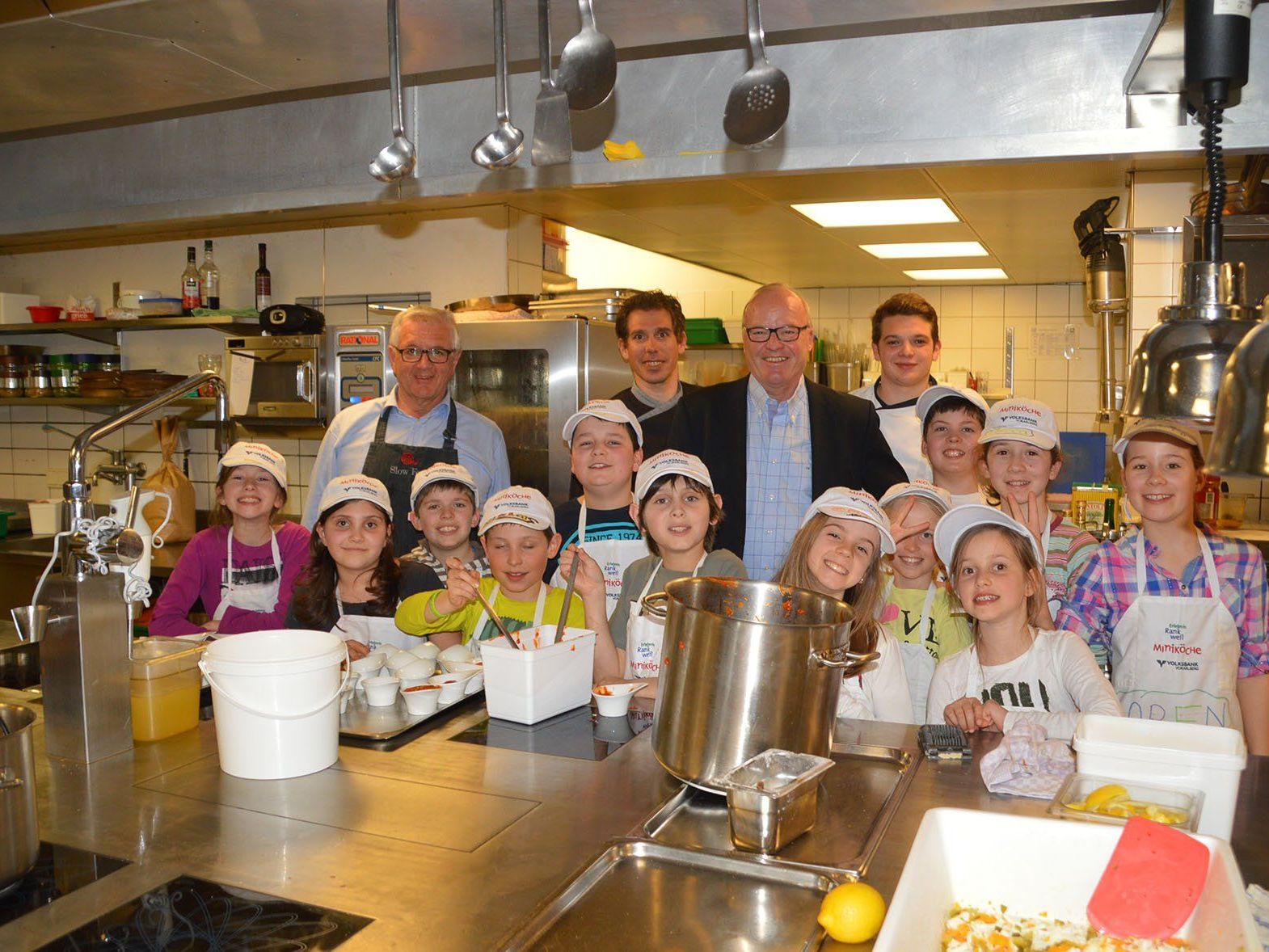 Die Miniköche in der Küche von Elmar Herburger mit seinem Team im Gasthof Mohren. Die Miniköche in der Küche von Elmar Herburger mit seinem Team im Gasthof Mohren.