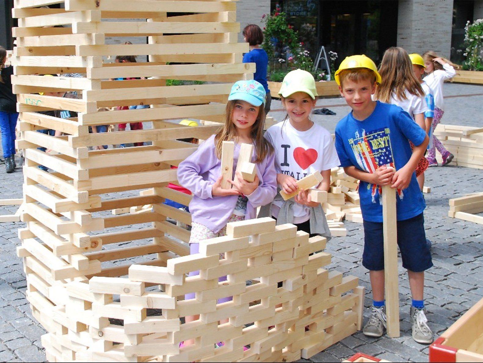 Familienfreundlichkeit hat viele Gesichter: Kreative Angebote für Kinder – wie das freie Spielen mit Holzklötzen am Marktplatz – sind Teil des Rankweiler-Konzepts.