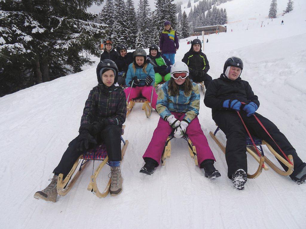 Das Sonderpädagogische Zentrum Rankweil bietet auch im Winter sportliche Aktivitäten wie Rodeln an.
