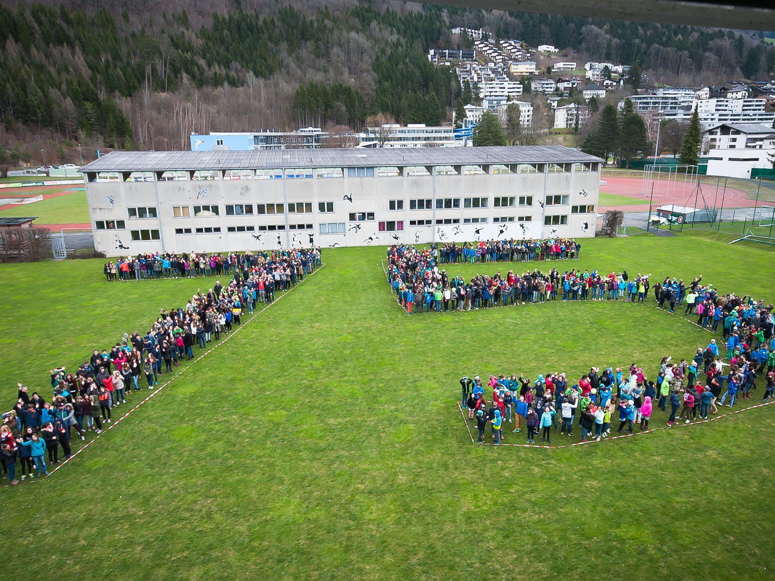 Alle 1.000 Menschen, die täglich im Gymnasium Bludenz ein und aus gehen, formierten gemeinsam die Zahl 75.