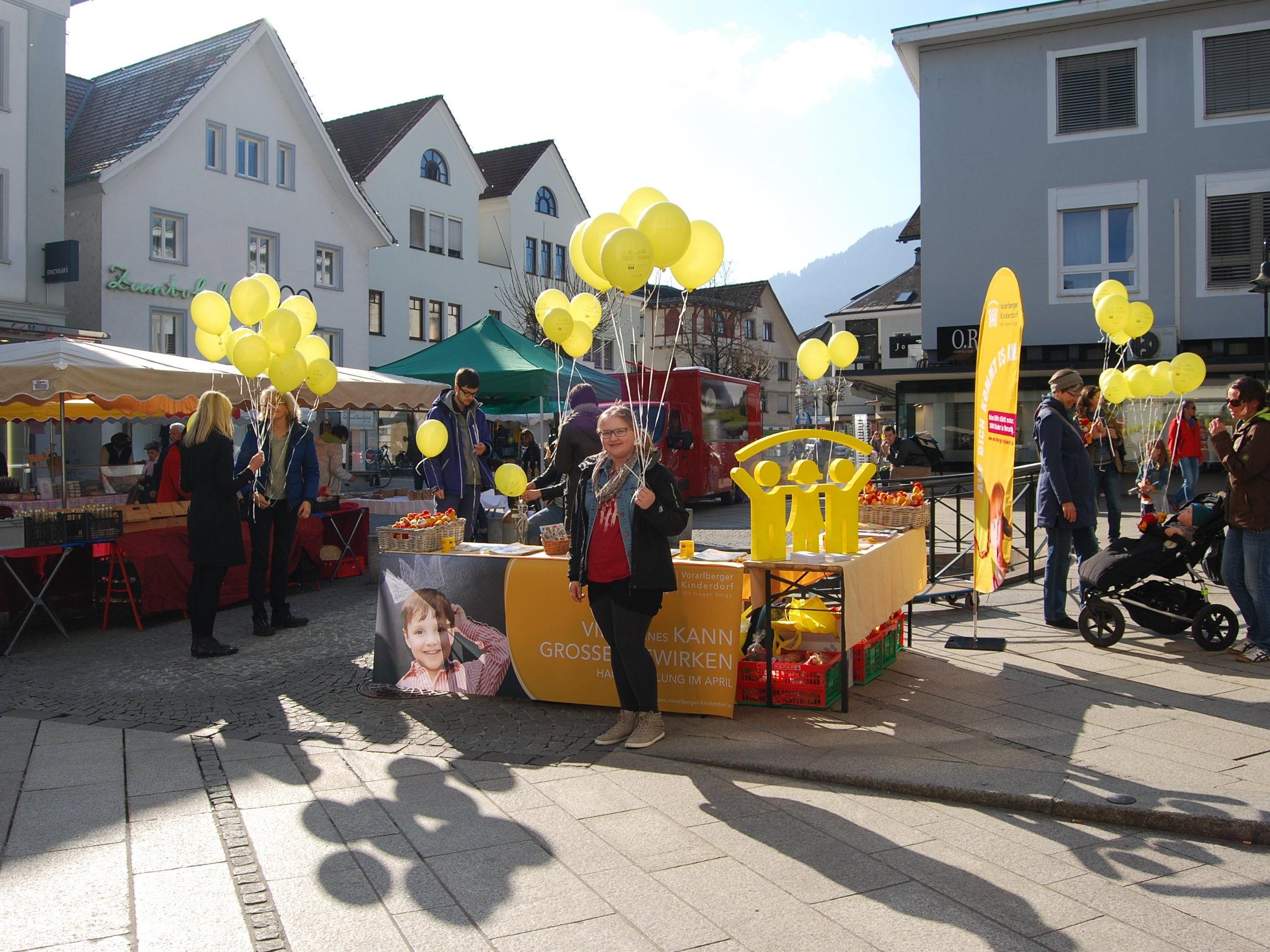 Der Start der Haussammlungen des Vorarlberger Kinderdorfes wurde am Dornbirner Marktplatz eingeläutet.