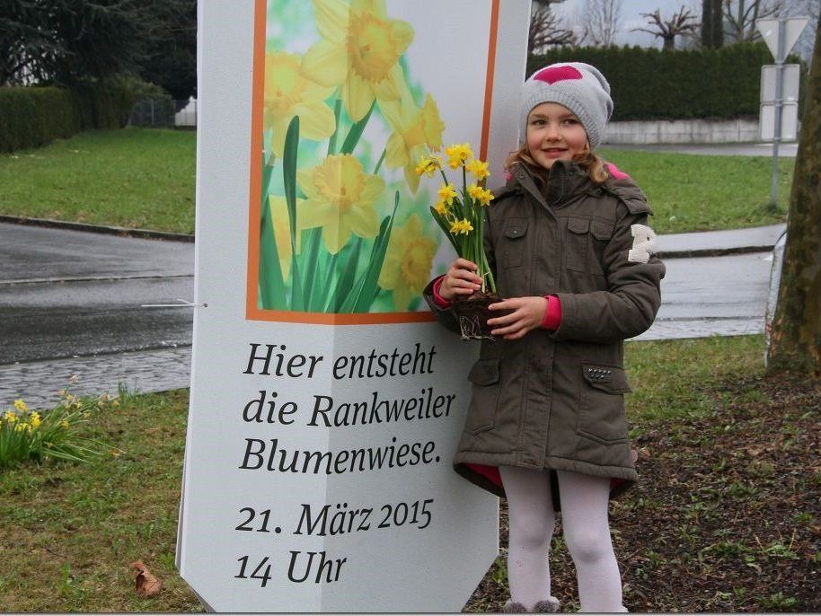 Die Tochter von Karin Raith half beim Setzen der Blumenzwiebeln trotz Regen kräftig mit. Die Tochter von Karin Raith half beim Setzen der Blumenzwiebeln trotz Regen kräftig mit.