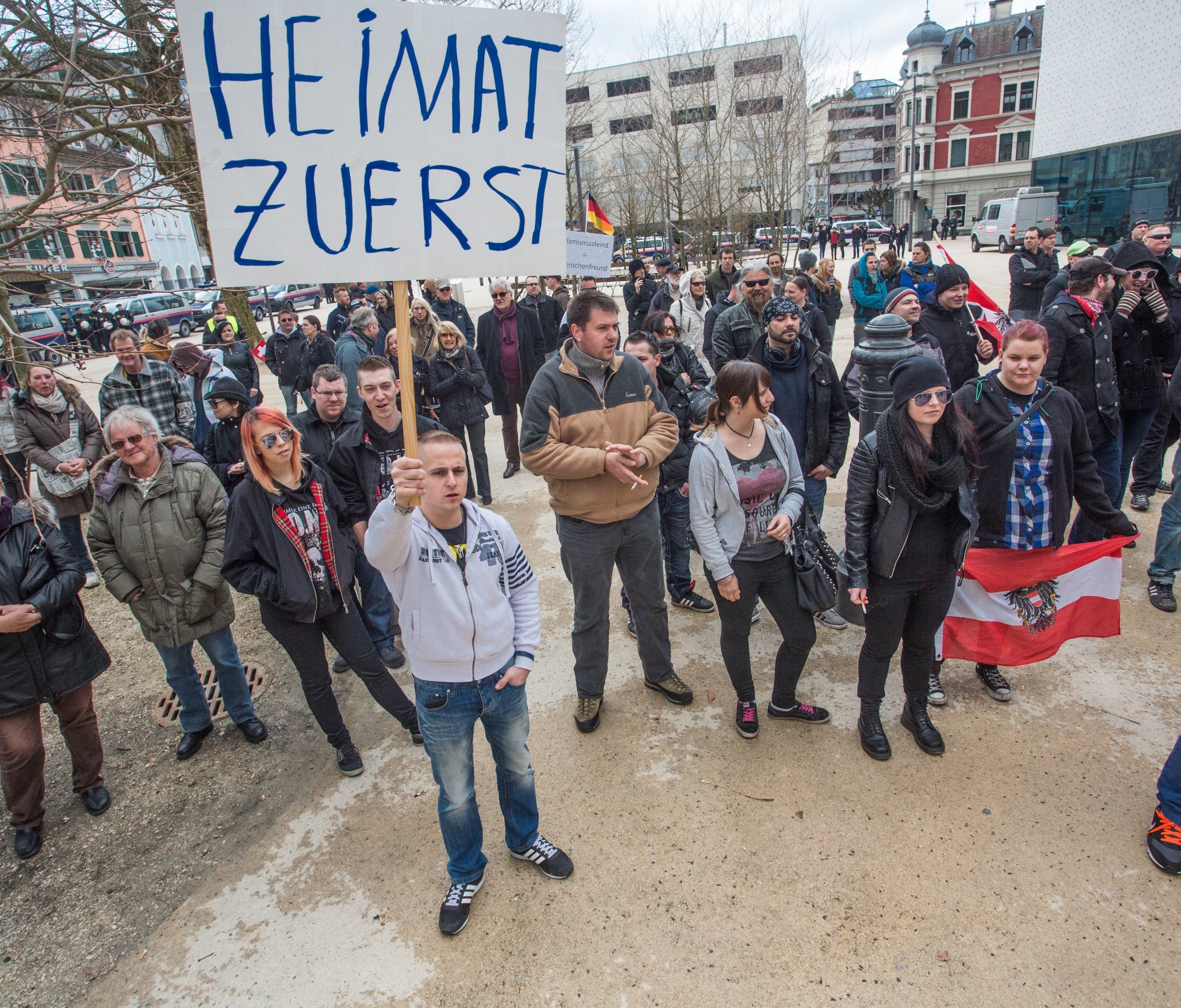 Rund 100 Pegida-Sympathisanten versammelten sich auf dem Kornmarktplatz Rund 100 Pegida-Sympathisanten versammelten sich auf dem Kornmarktplatz