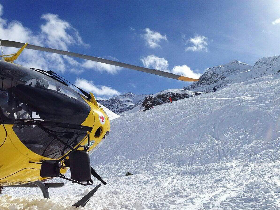 Skifahrer wurde zur Beobachtung ins Krankenhaus geflogen. Skifahrer wurde zur Beobachtung ins Krankenhaus geflogen.