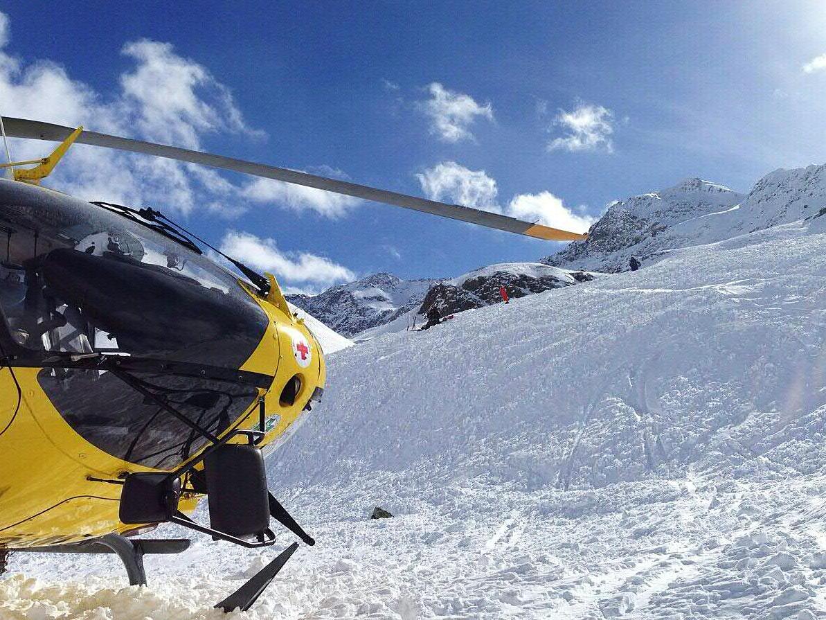 Skifahrer wurde zur Beobachtung ins Krankenhaus geflogen.
