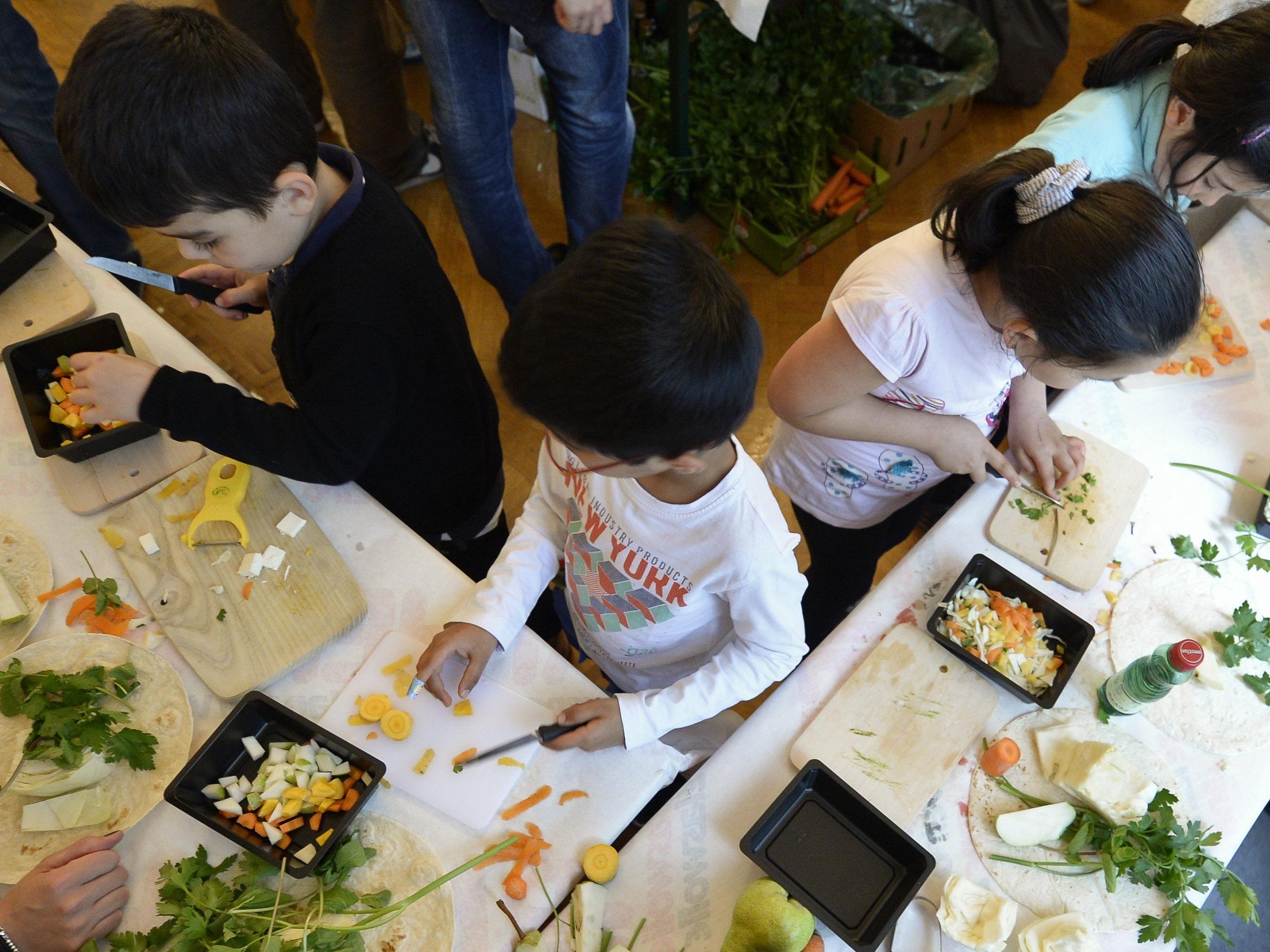 In England wird Kindern unter 14 Jahren Kochen unterrichtet. In England wird Kindern unter 14 Jahren Kochen unterrichtet.