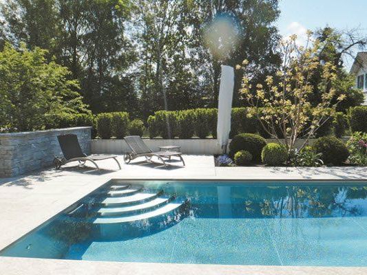 Edelstahlpool mit rundem Einstieg und rutschhemmende Noppenboden – glitzernd bricht sich an ihm das Sonnenlicht. Edelstahlpool mit rundem Einstieg und rutschhemmende Noppenboden – glitzernd bricht sich an ihm das Sonnenlicht.