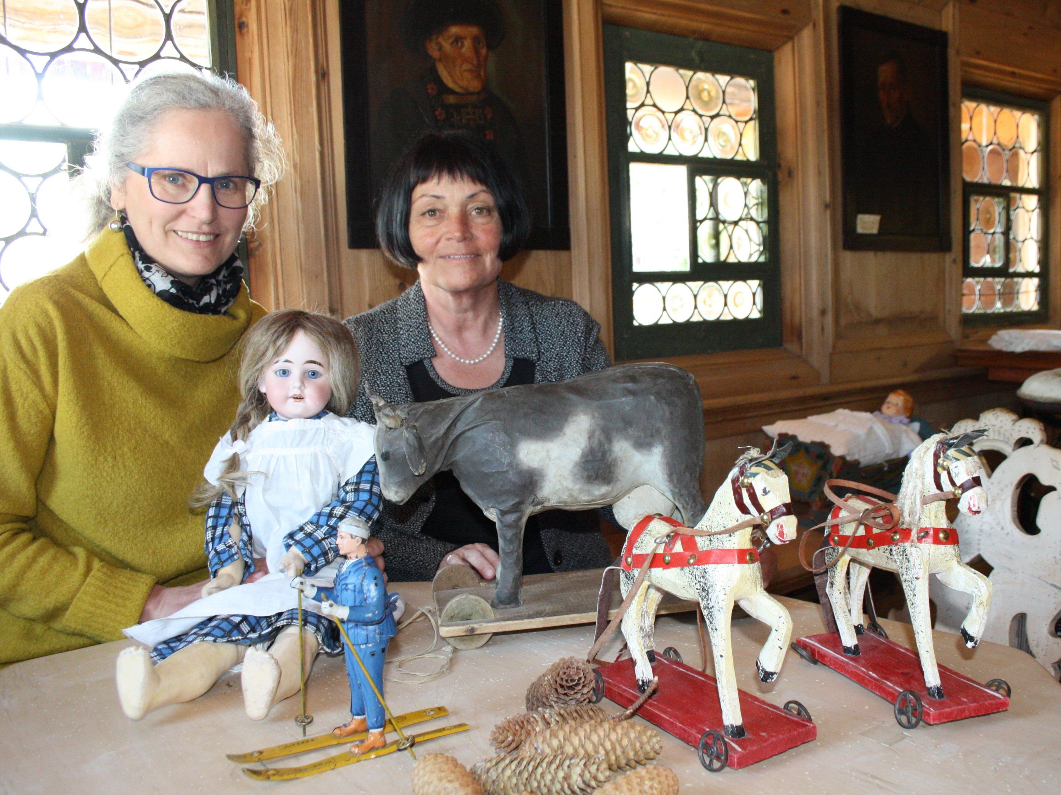 Annelies Nigsch und Brigitte Metzler freuen sich auf die Ausstellungseröffnung.