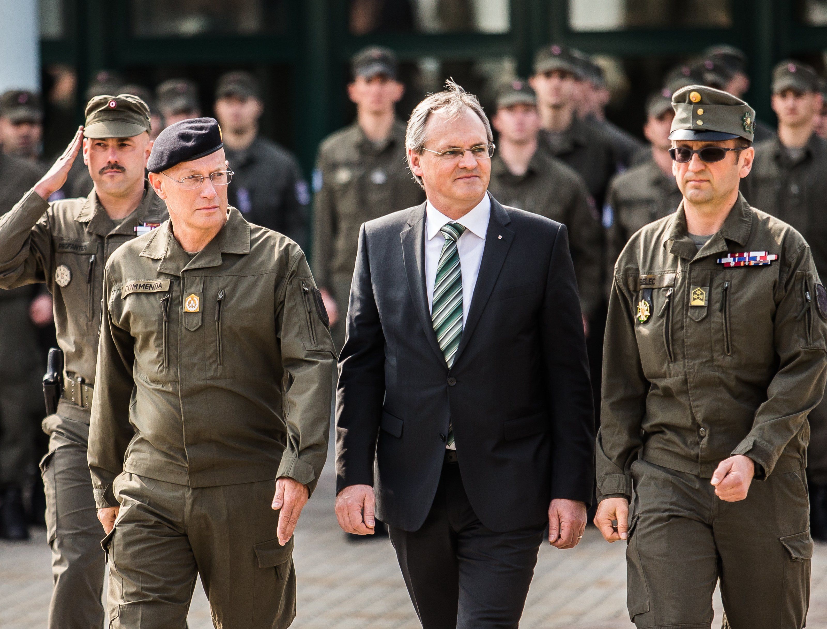 Beim Abschreiten der Front: General Othmar Commenda, Landtagspräsident Harald Sonderegger und Oberst Thomas Belec. Beim Abschreiten der Front: General Othmar Commenda, Landtagspräsident Harald Sonderegger und Oberst Thomas Belec.