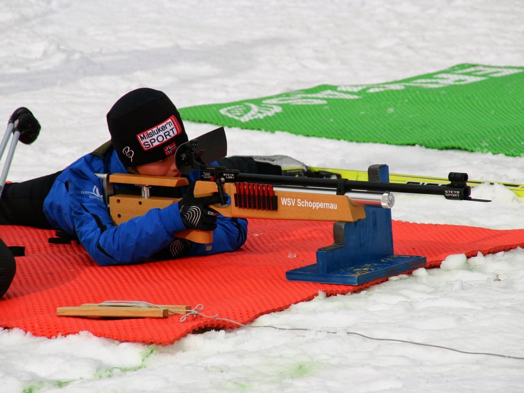 Auf den Spuren von Biathlon-Star Christoph Sumann begeben sich die jungen Talente.