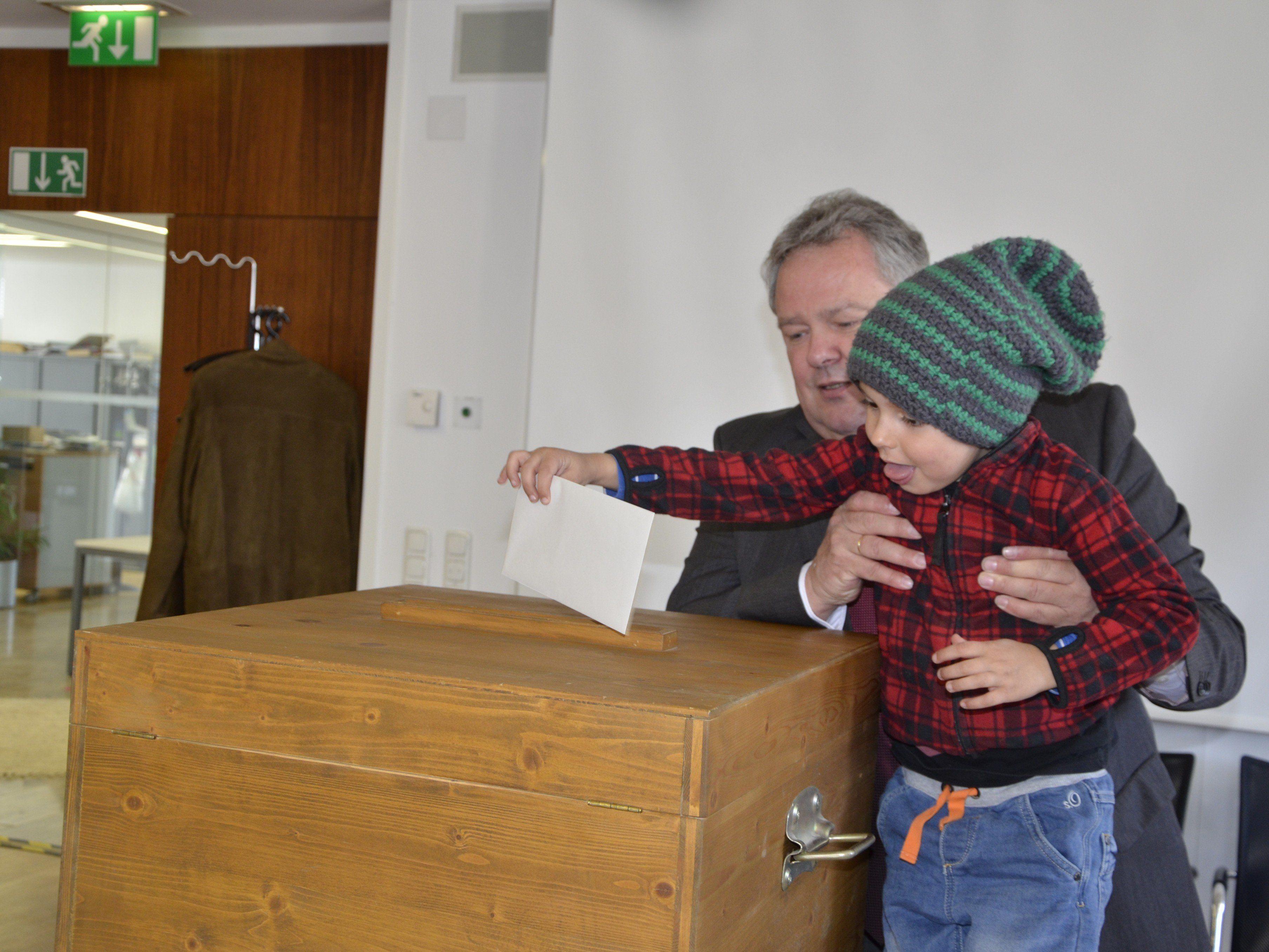 Bürgermeister Wutschitz hieft den Youngster zur Wahlurne!