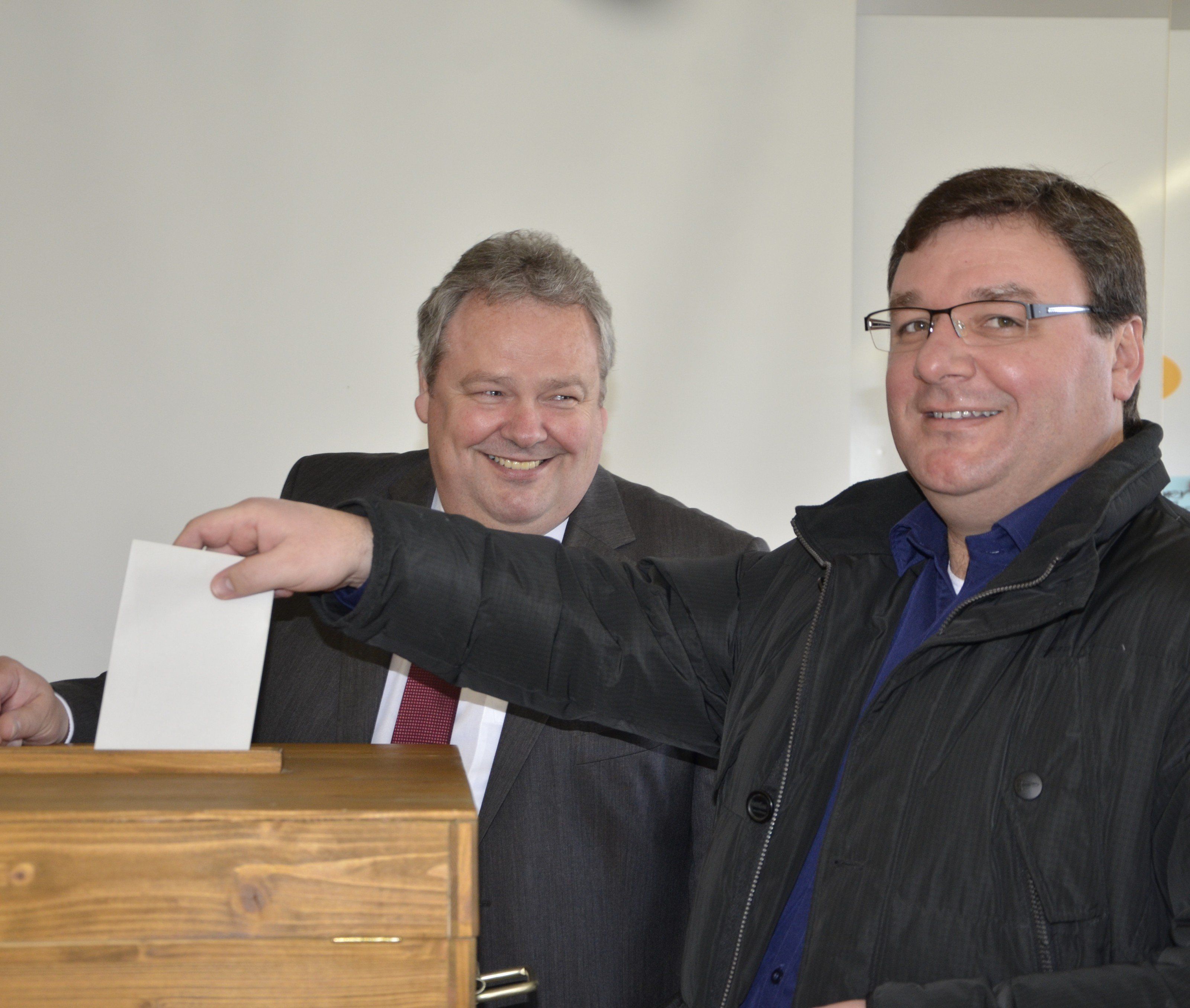 Auch Pfarrer Cristinel Dobos gab seine Stimme ab. Auch Pfarrer Cristinel Dobos gab seine Stimme ab.