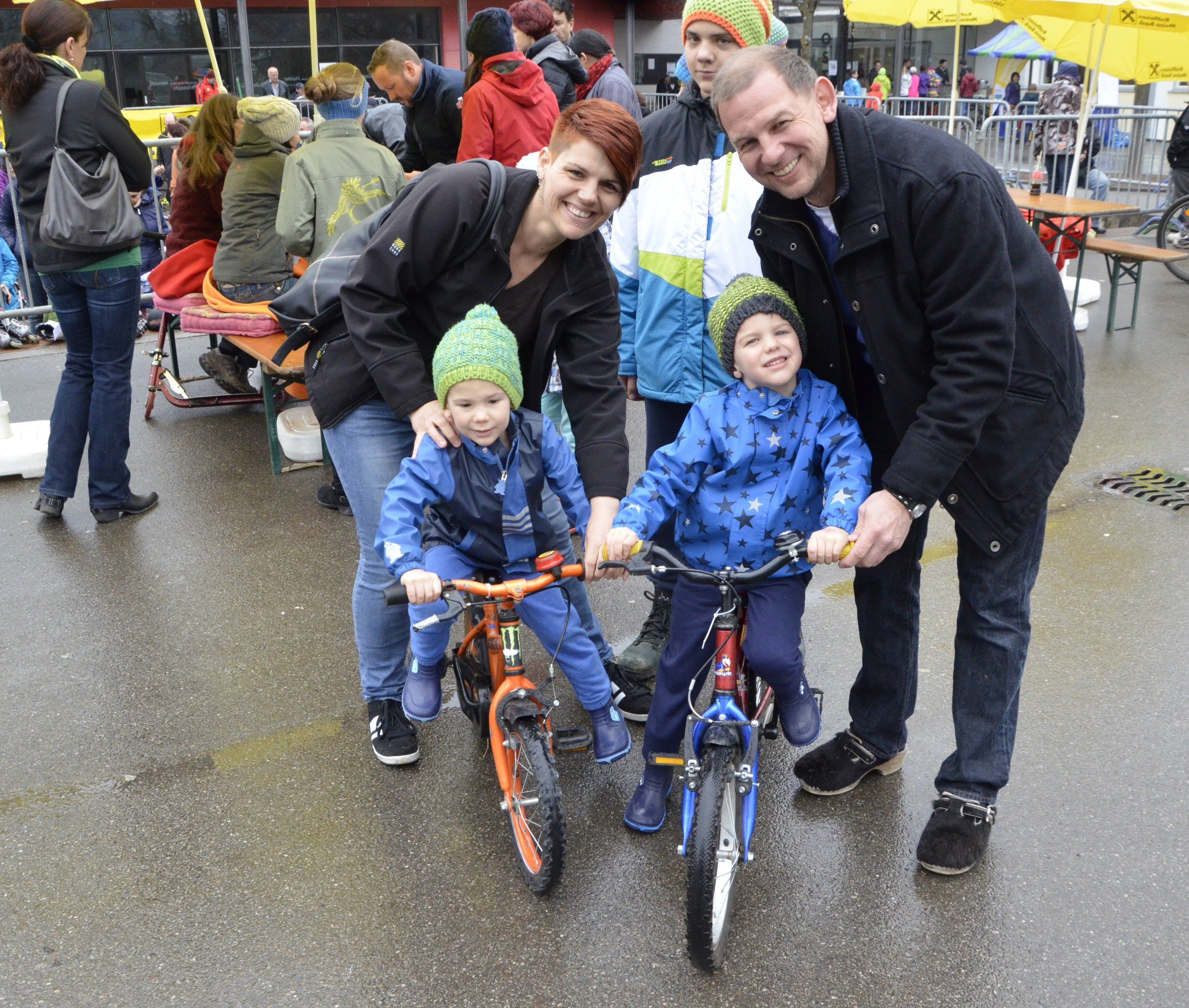 Viele glückliche neue Fahrradbesitzer beim Rankler Fahrradmarkt Viele glückliche neue Fahrradbesitzer beim Rankler Fahrradmarkt