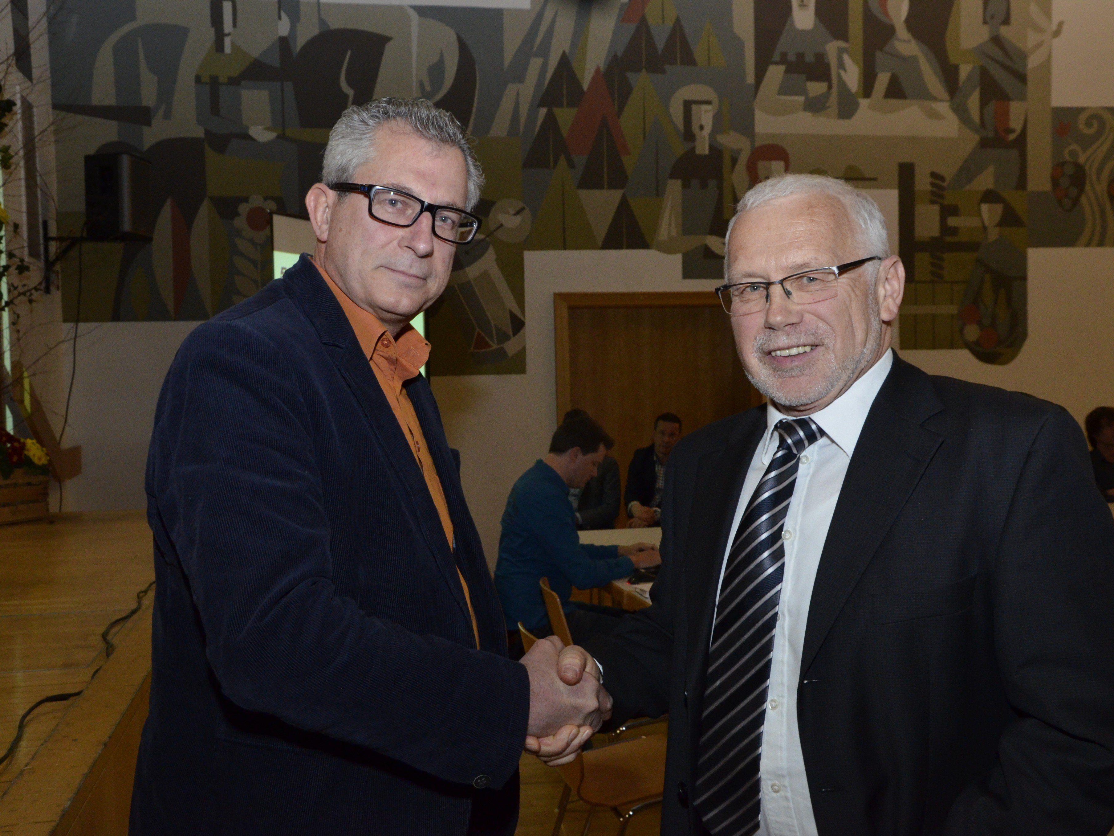 Bgm. Dietmar Summer gratuliert Peter Stöger zum Vizebürgermeister.