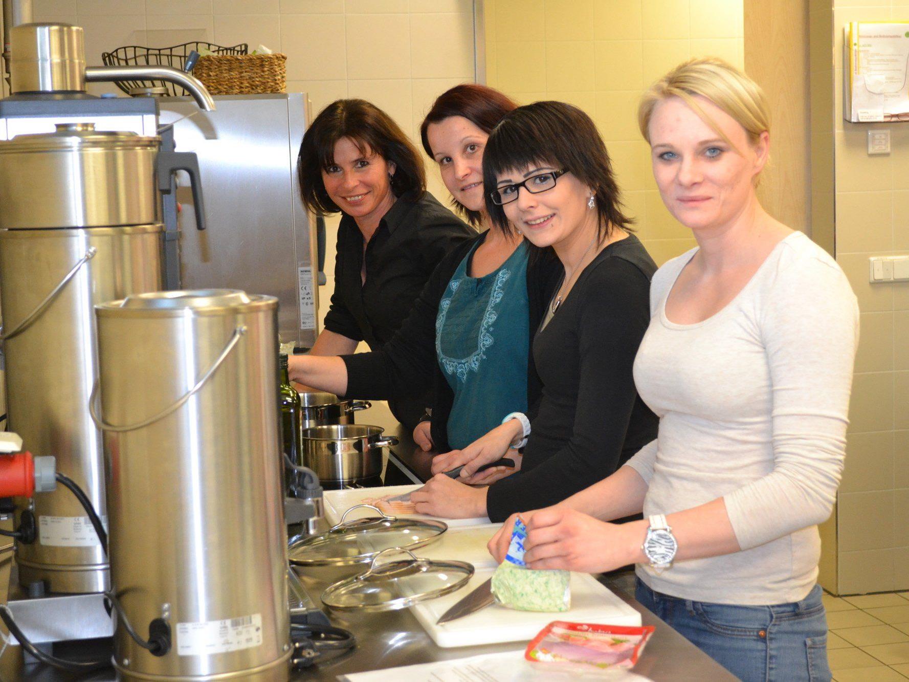 Begehrte Kochkurse, welche die Caritas jungen, alleinerziehenden Müttern anbietet.