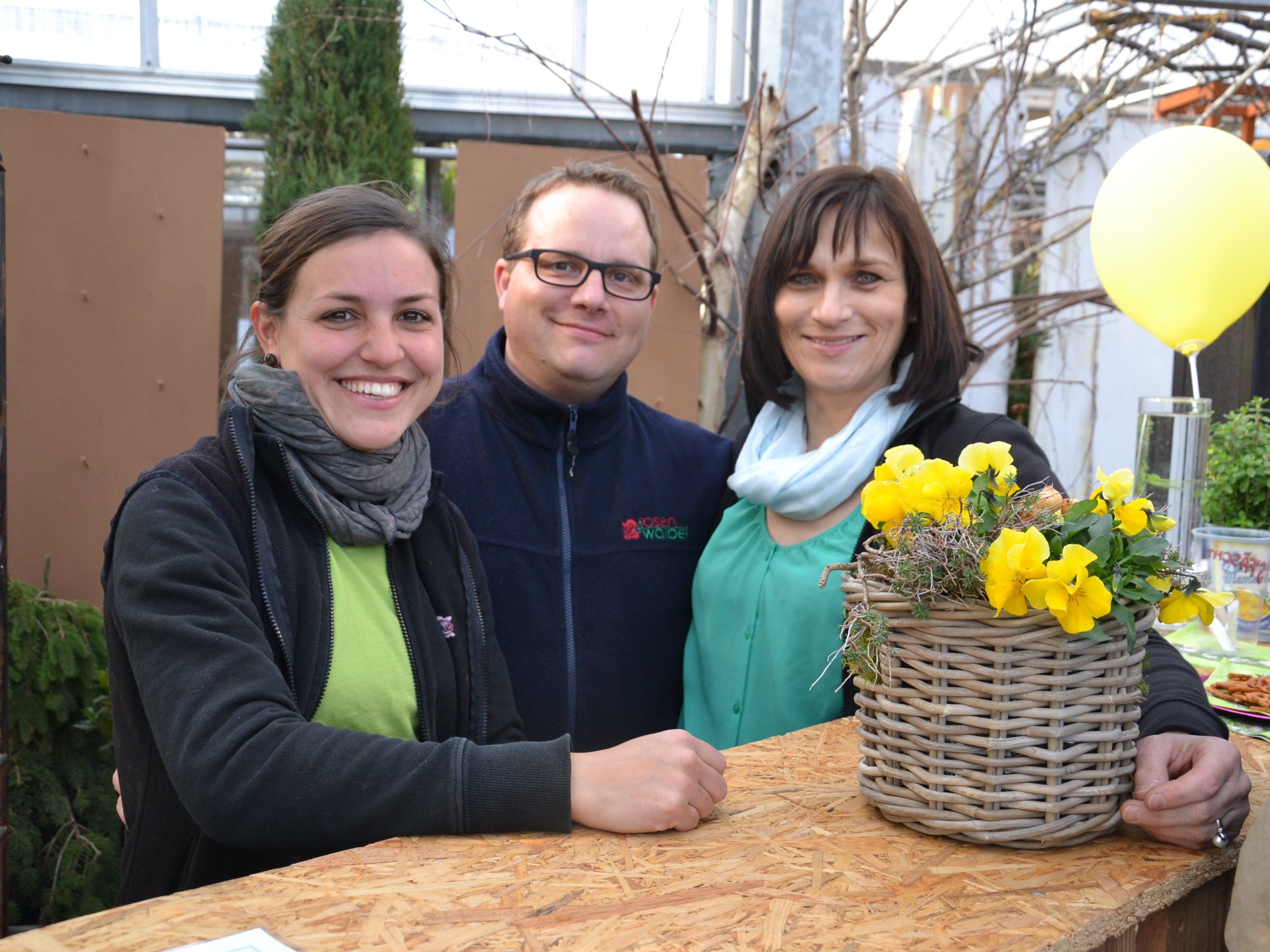 v.l. Kerstin Waibel, Mathias Waibel-Keel und Daniela Oswald verwöhnten die Besucher der Frühjahrsausstellung mit Getränken und anderen Köstlichkeiten v.l. Kerstin Waibel, Mathias Waibel-Keel und Daniela Oswald verwöhnten die Besucher der Frühjahrsausstellung mit Getränken und anderen Köstlichkeiten