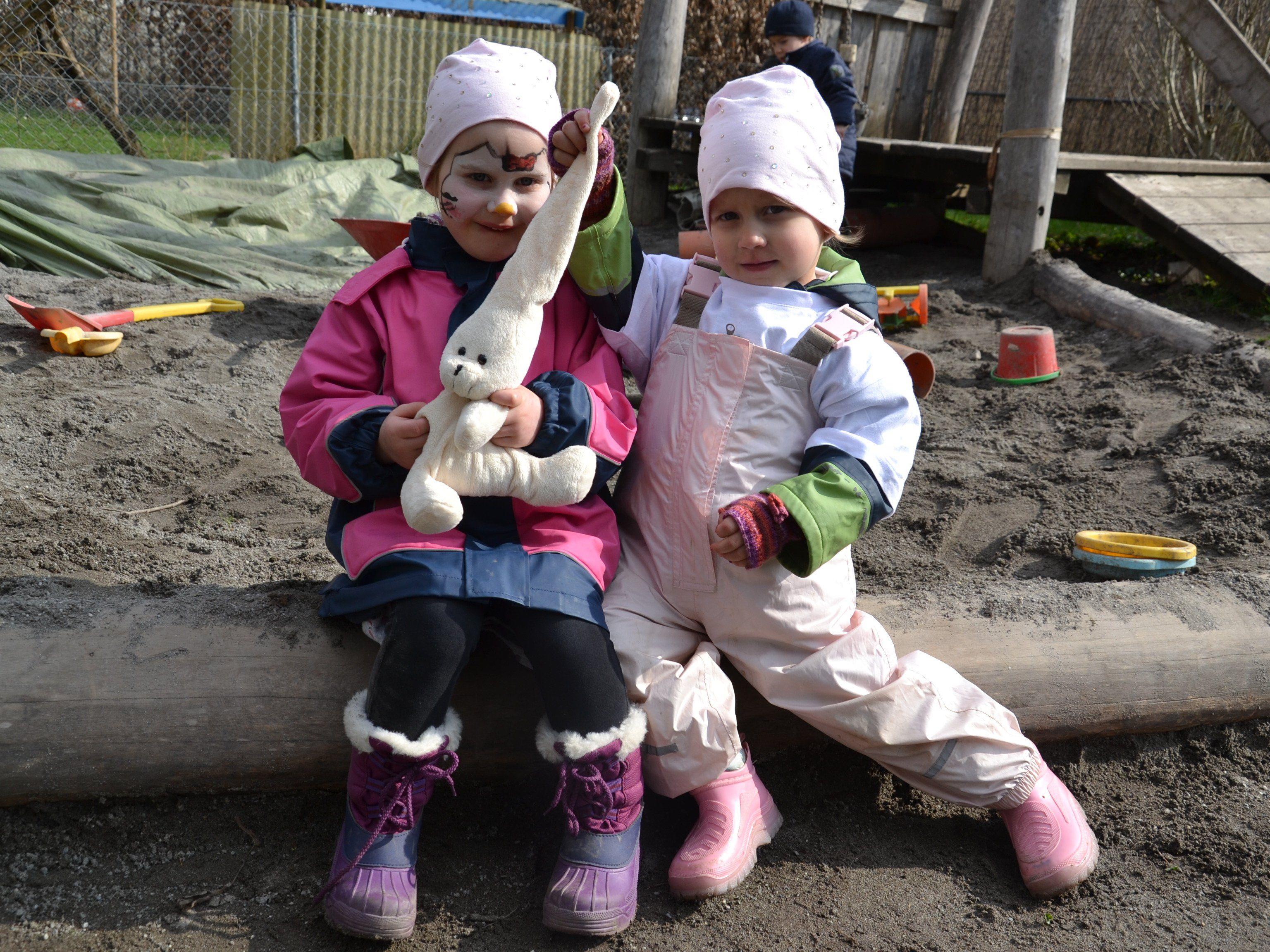 Theresa (4 1/2 Jahre) und ihre Schwester Luisa (3 Jahre) geniessen das Spiel im Garten des Sunnahüsle s