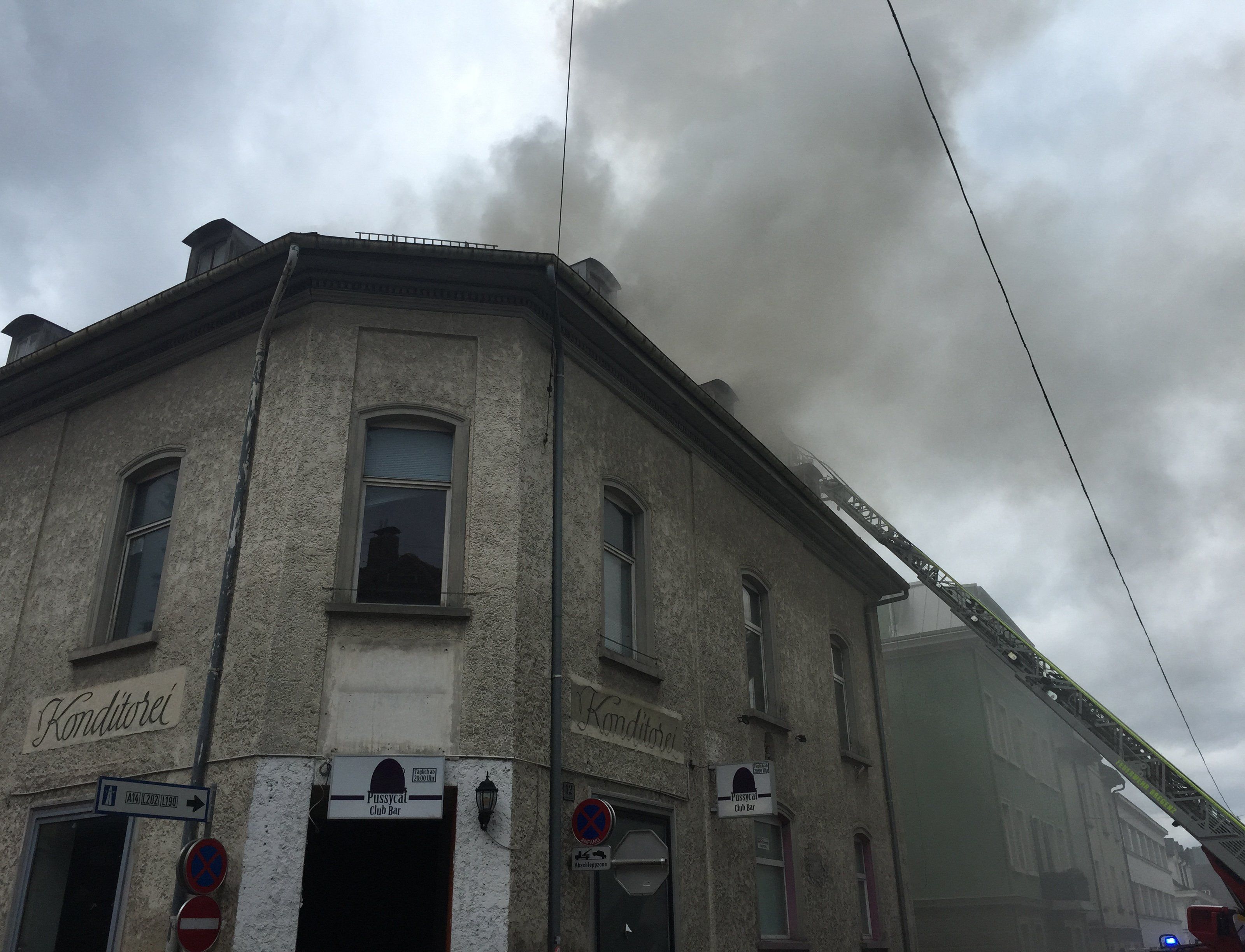 Die Feuerwehr bekämpft den Dachstuhlbrand in Bregenz. Die Feuerwehr bekämpft den Dachstuhlbrand in Bregenz.