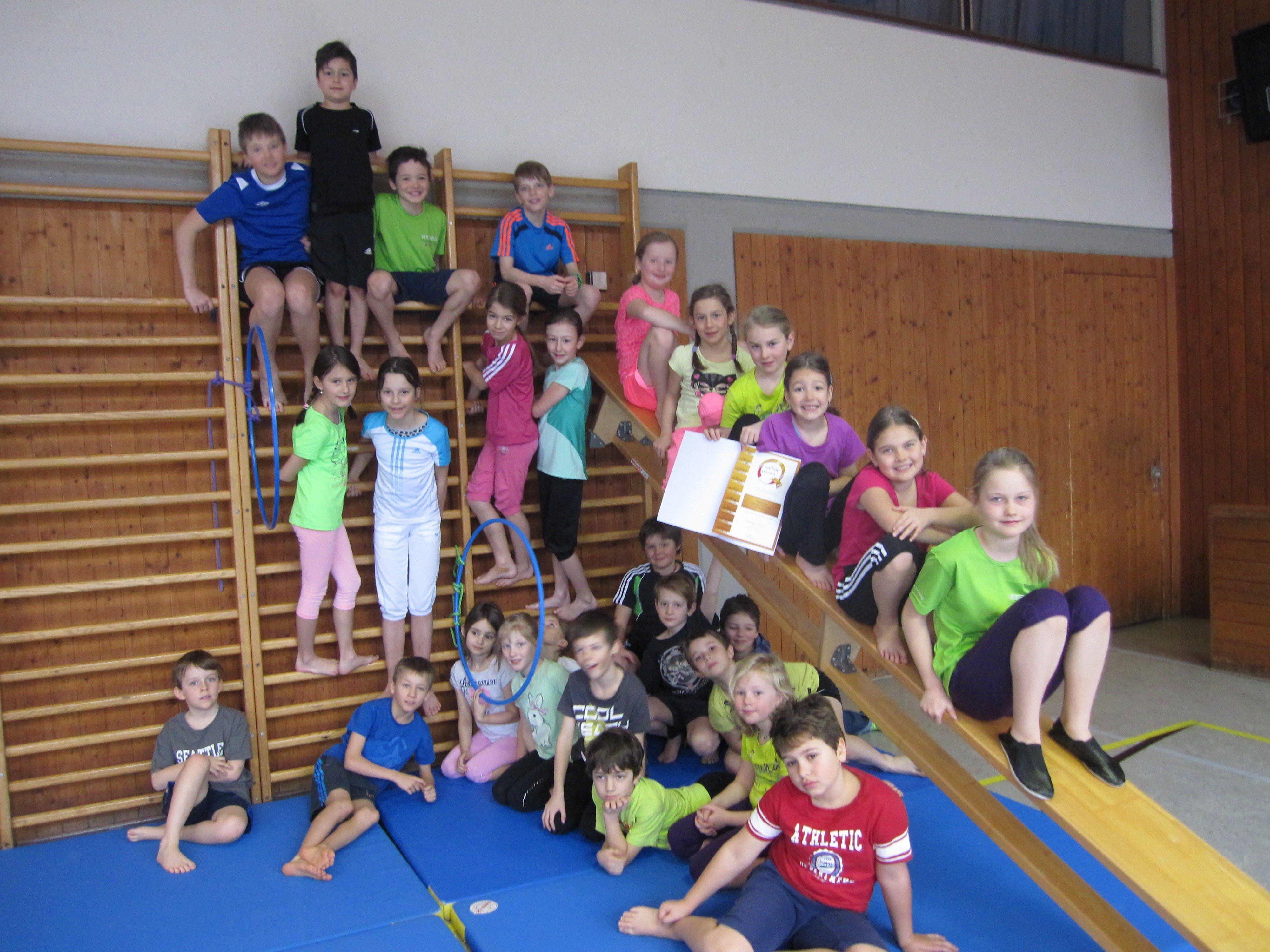 Die Volksschule Vandans wurde als eine von zwei Schulen im Bezirk Bludenz mit dem Schulsportgütesiegel in Gold ausgezeichnet.