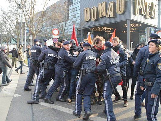 In Kagran demonstrierten die Identitären In Kagran demonstrierten die Identitären